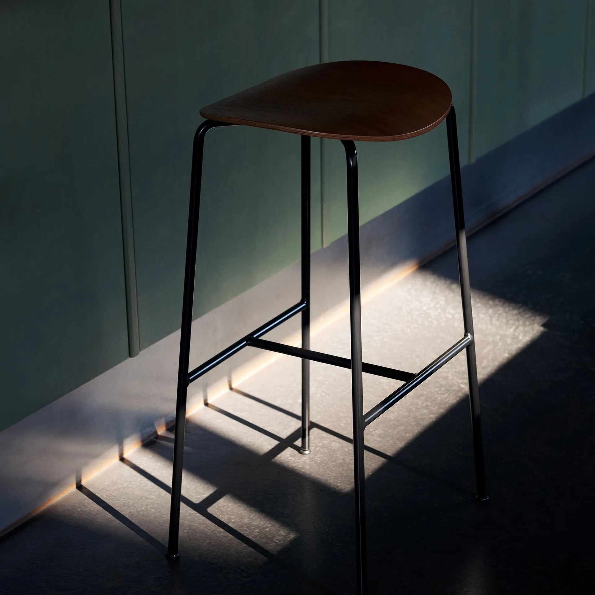 Sgabello da bar Pavilion AV37 68 cm, Black-lacquered oak &Tradition