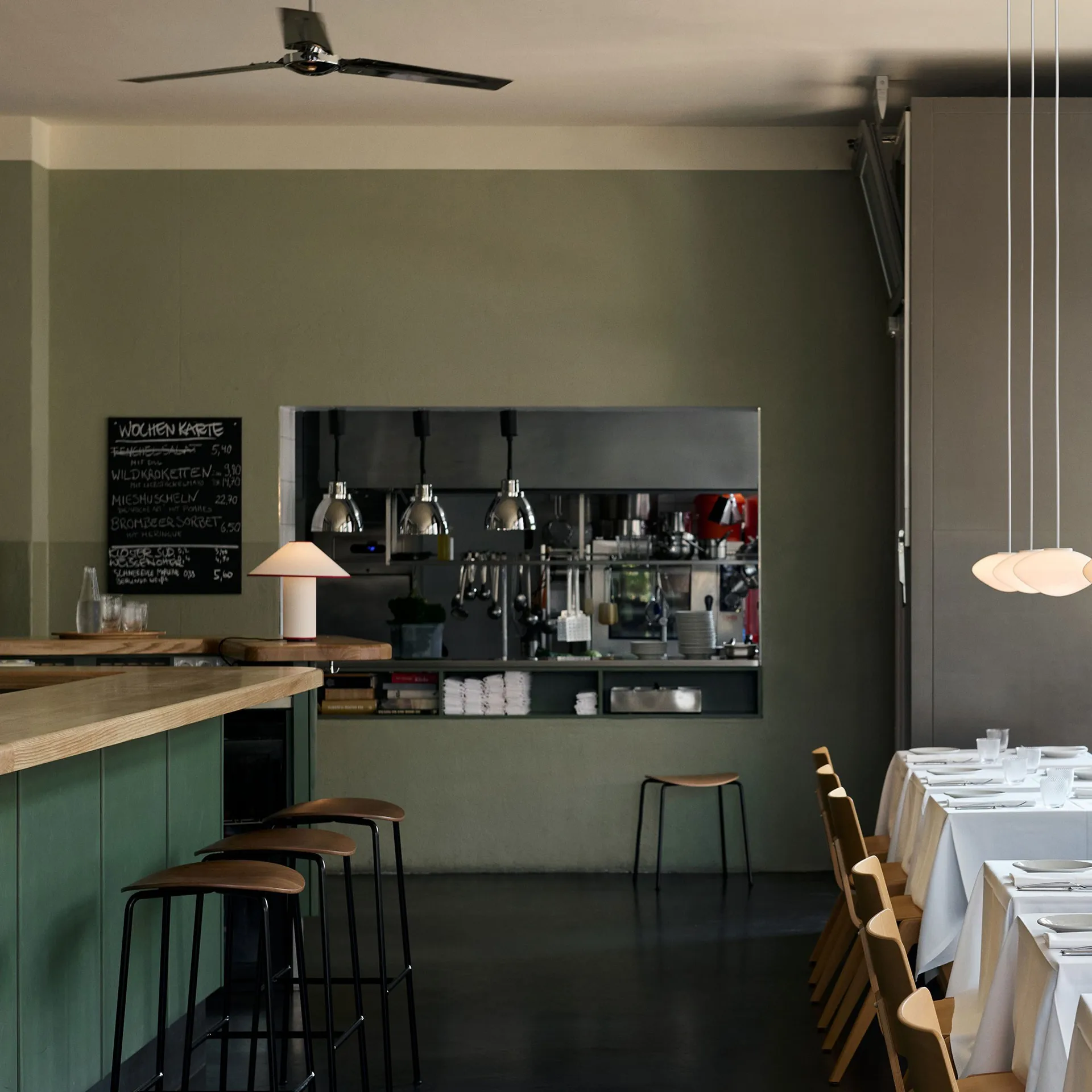 Sgabello da bar Pavilion AV37 68 cm, Black-lacquered oak &Tradition