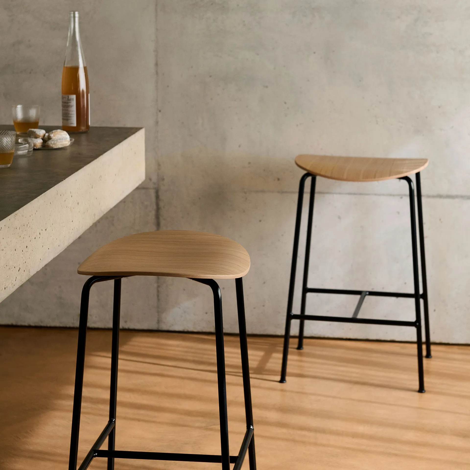 Sgabello da bar Pavilion AV38 79 cm, Black-lacquered oak &Tradition