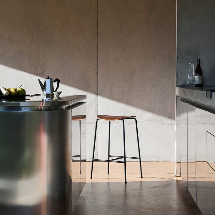 Sgabello da bar Pavilion AV38 79 cm, Black-lacquered walnut &Tradition