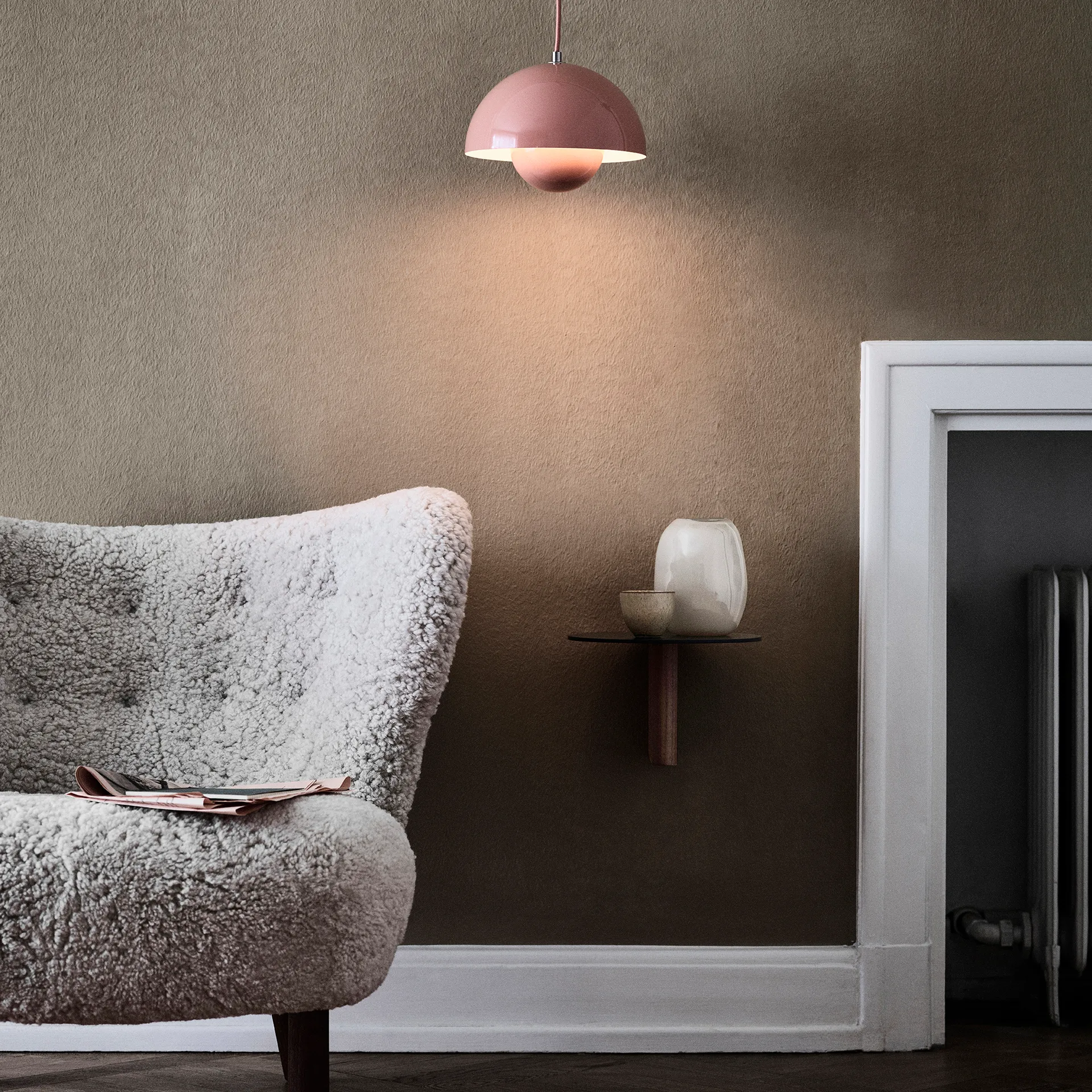 Tavolino da parete Column JA1, nero-noce &Tradition