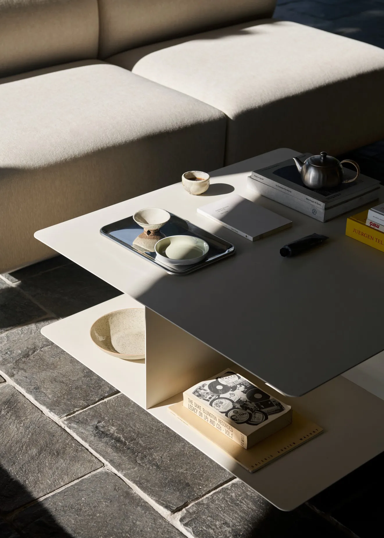 Tavolino Develius EV3, Steel ivory, Ø89x40 cm &Tradition