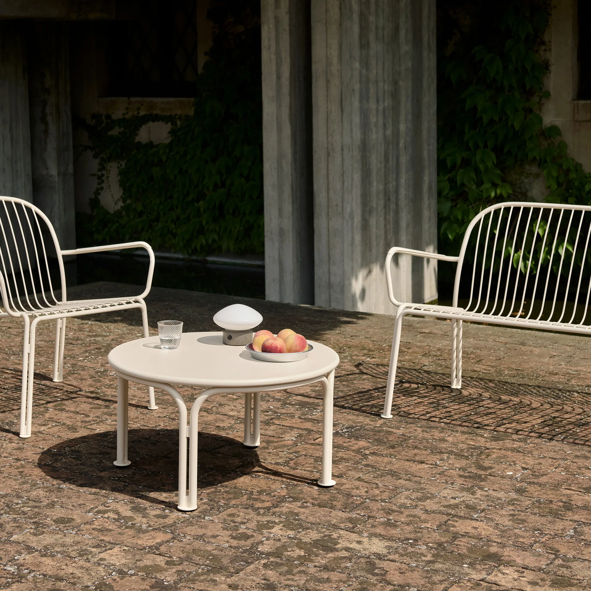 Tavolino Thorvald SC108, Ivory, Ø70 cm &Tradition