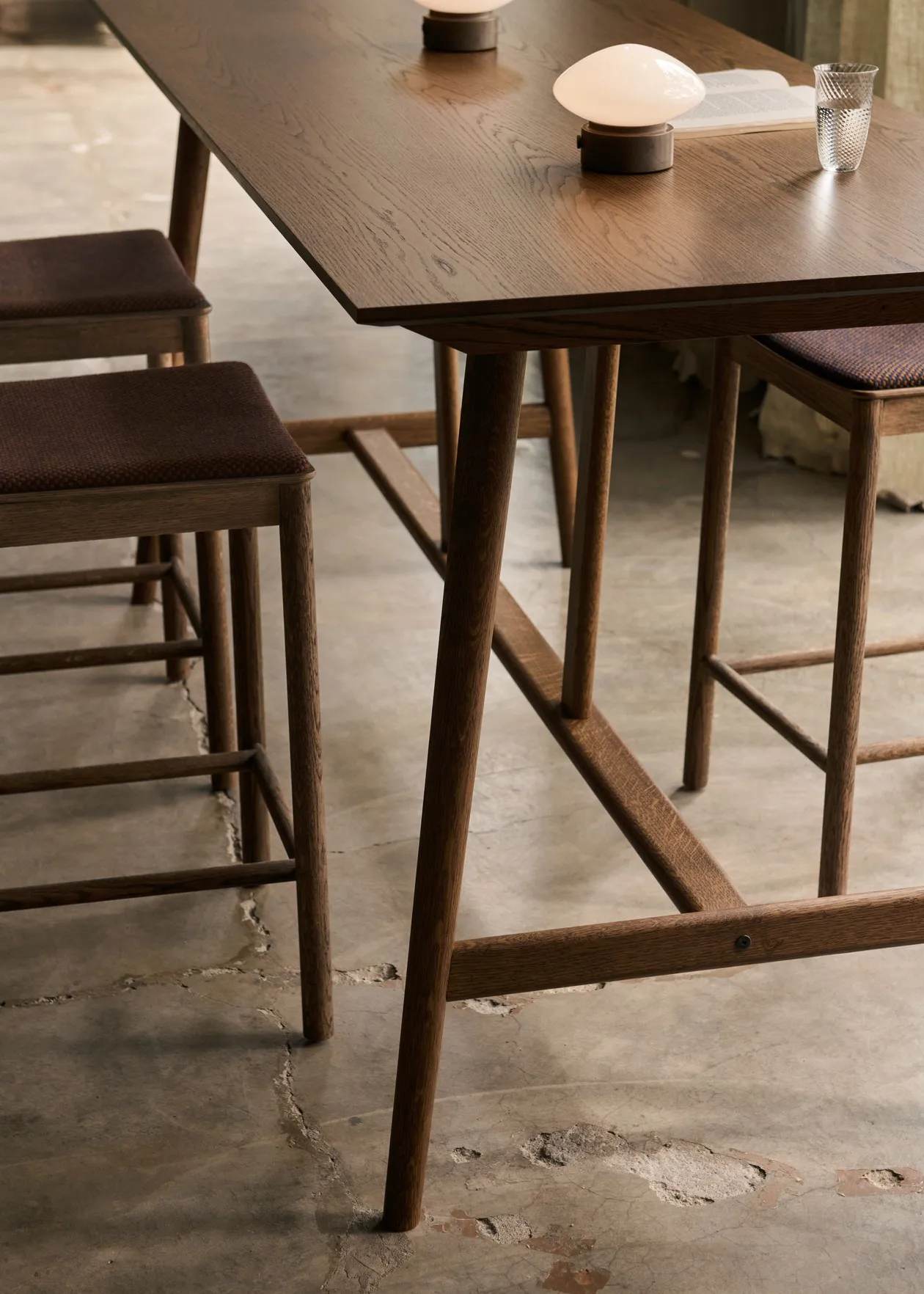 Tavolo da bar In Between SK26 Counter Table 190x80x95 cm, Rovere affumicato &Tradition