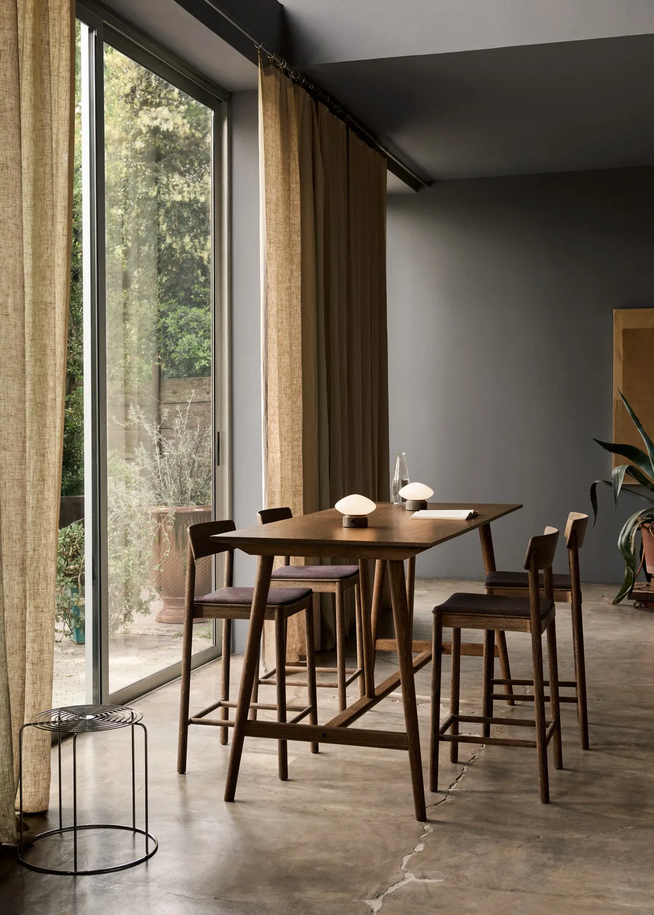 Tavolo da bar In Between SK26 Counter Table 190x80x95 cm, Rovere affumicato &Tradition