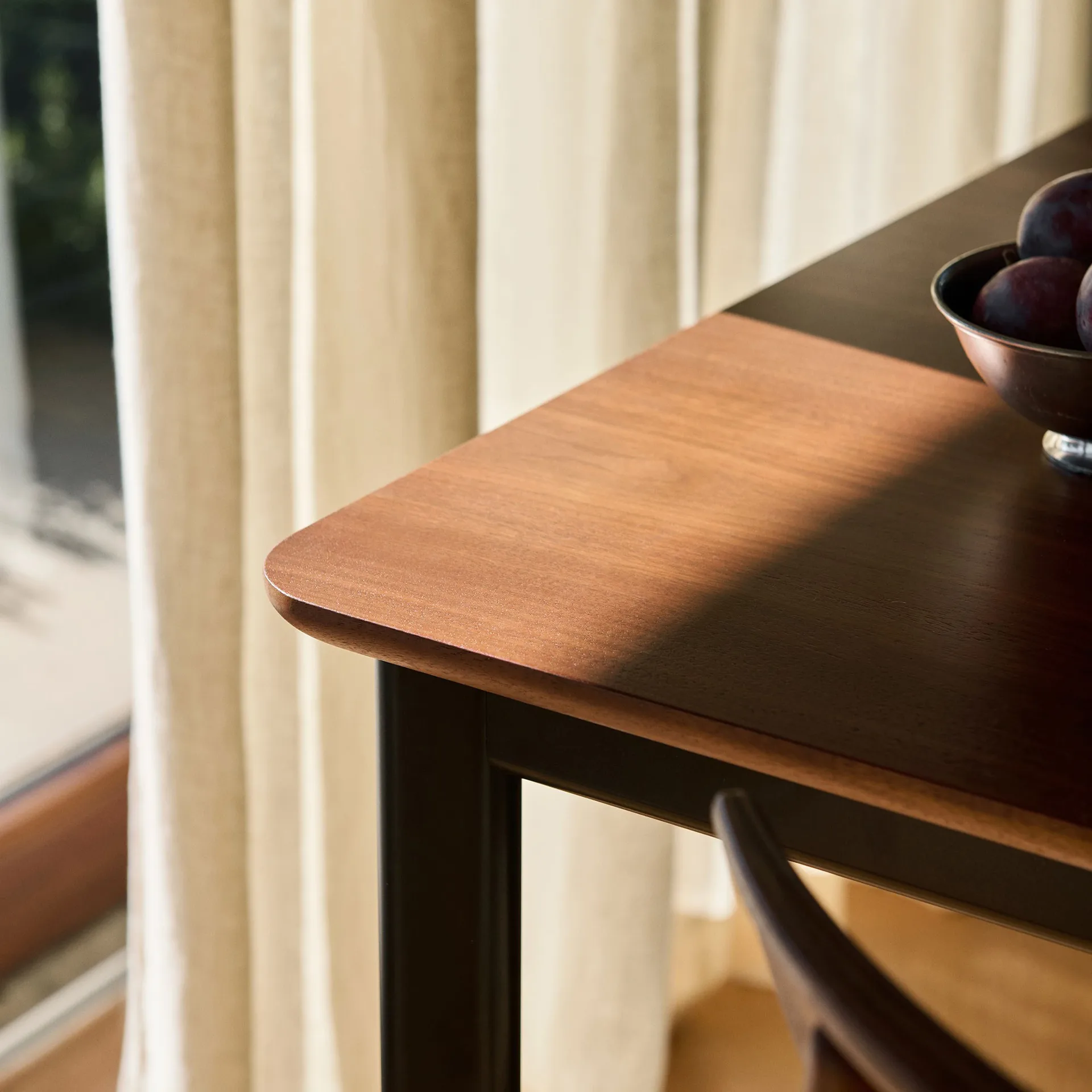 Tavolo da pranzo Drip HW116 83x193 cm, Black frame-clear lacq. walnut &Tradition