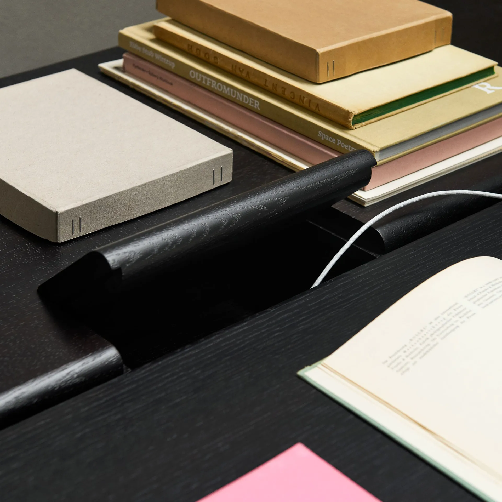 Tavolo da pranzo Ita OS1 con gestione dei cavi 95x200 cm, Dark stained oak &Tradition