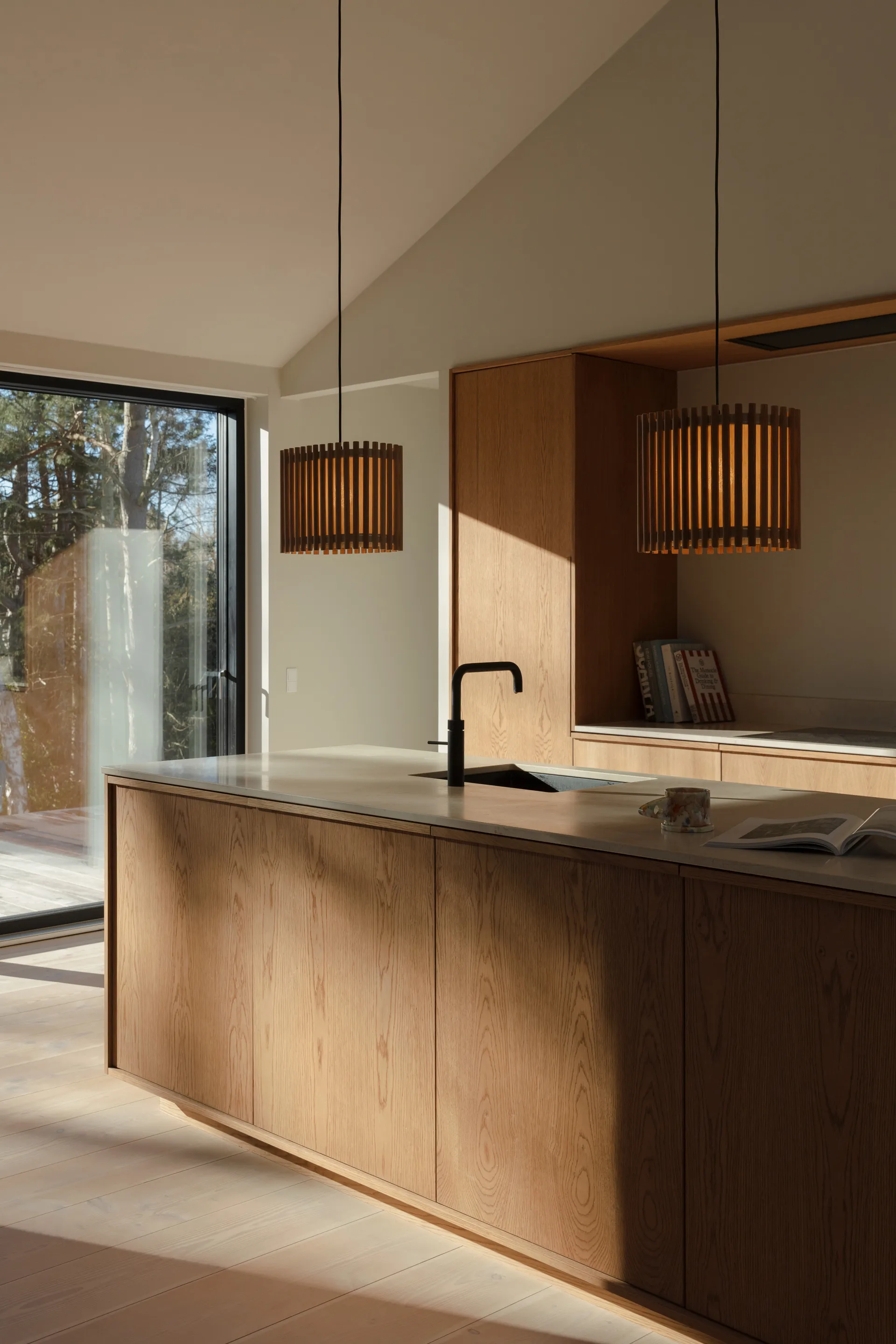 Lampada a sospensione Komorebi medium, Rovere rettangolare-Nero Umage