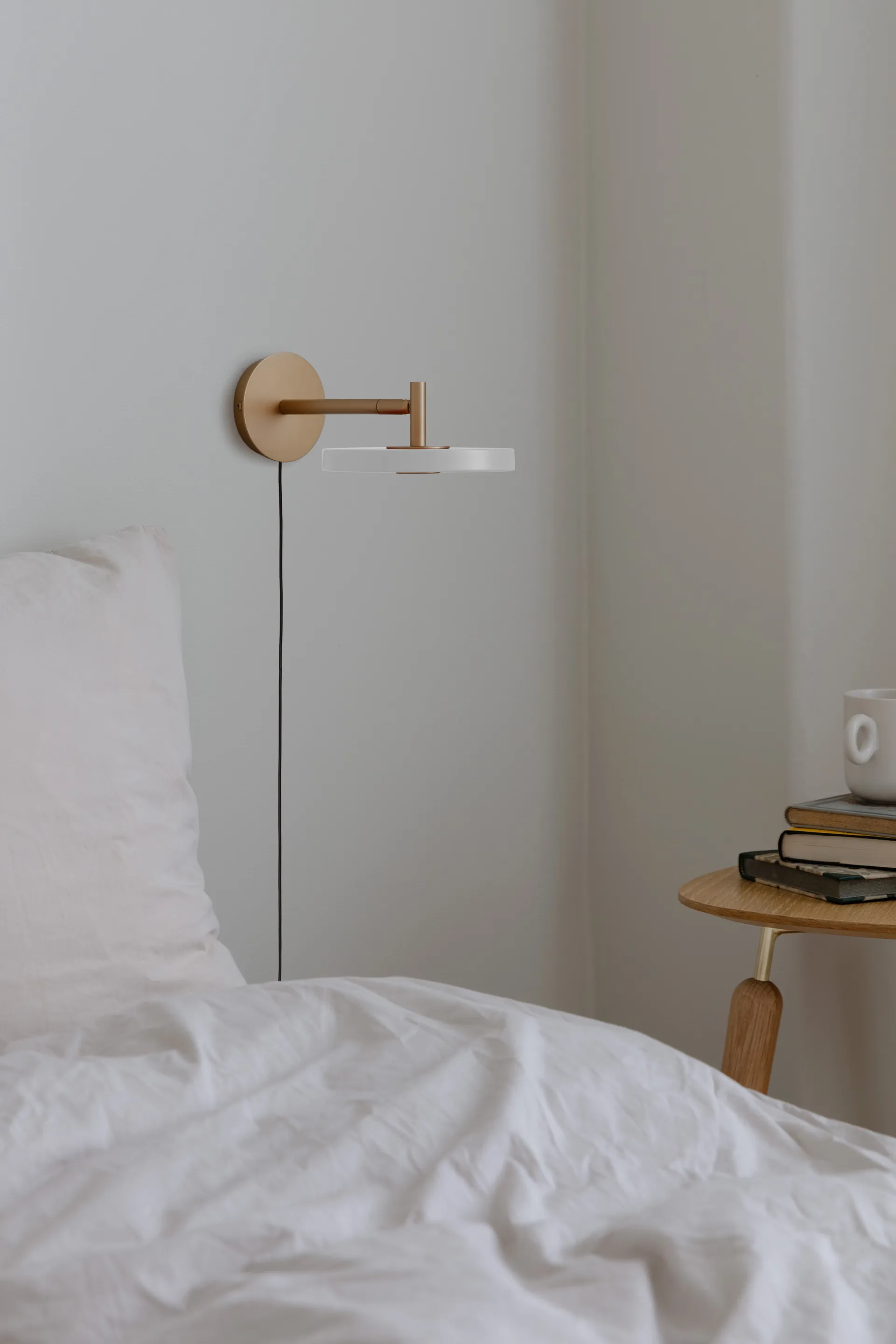 Lampada da parete Asteria Wall, Short, Pearl white-brass Umage