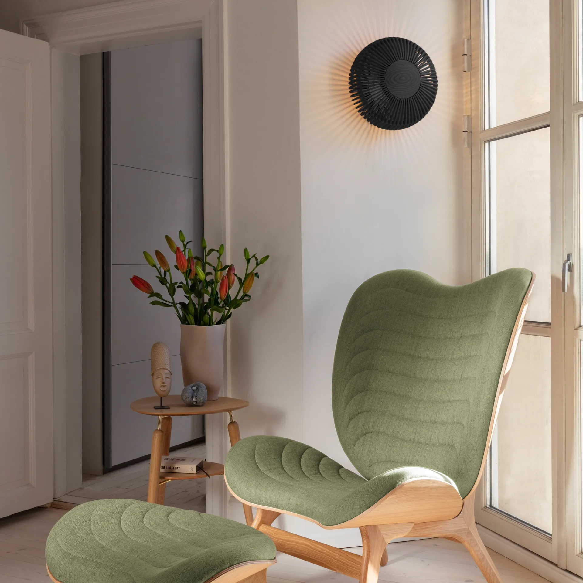 Lampada da parete Clava Up media, Rovere nero Umage