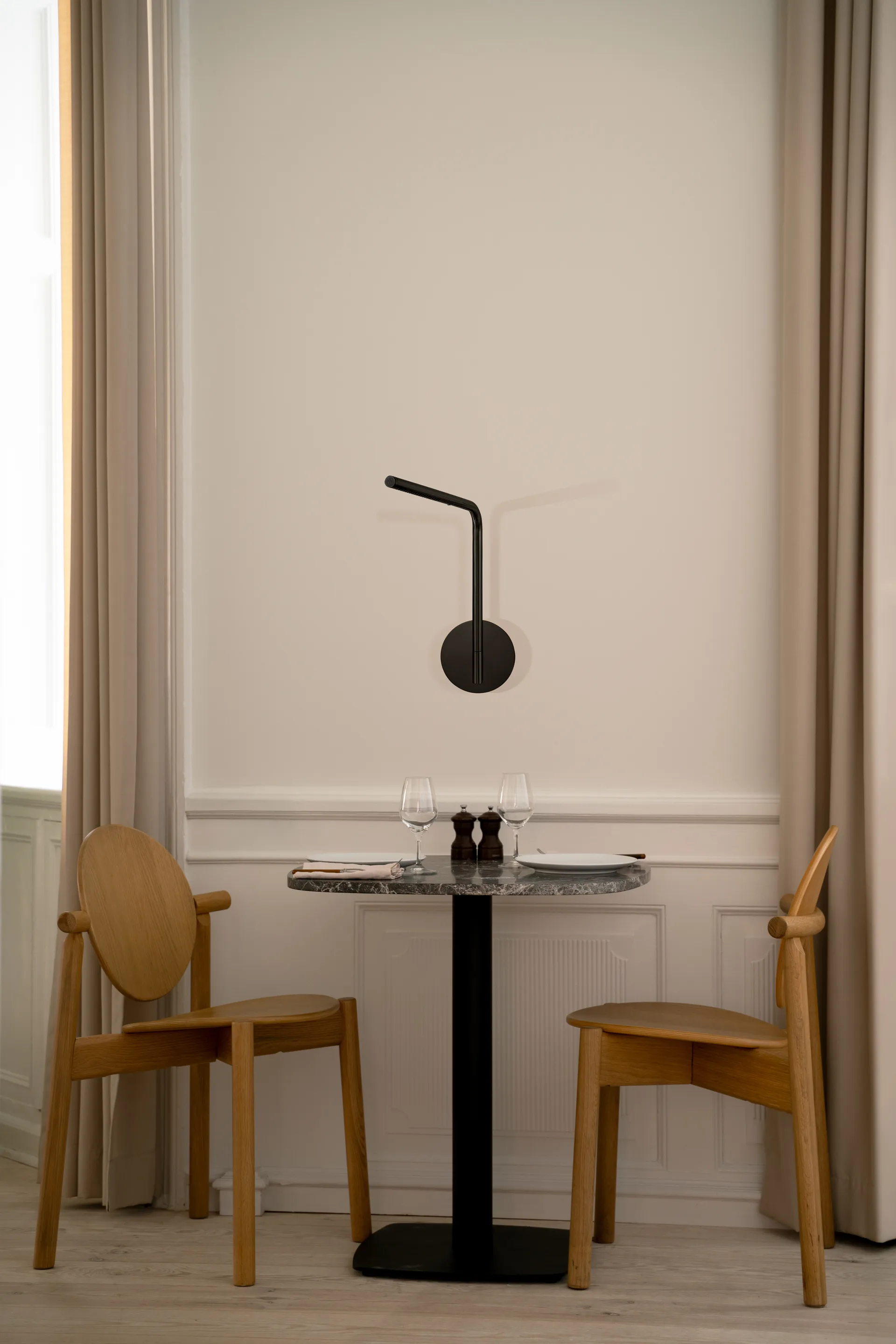 Lampada da parete Omni Pivot, Nero Umage