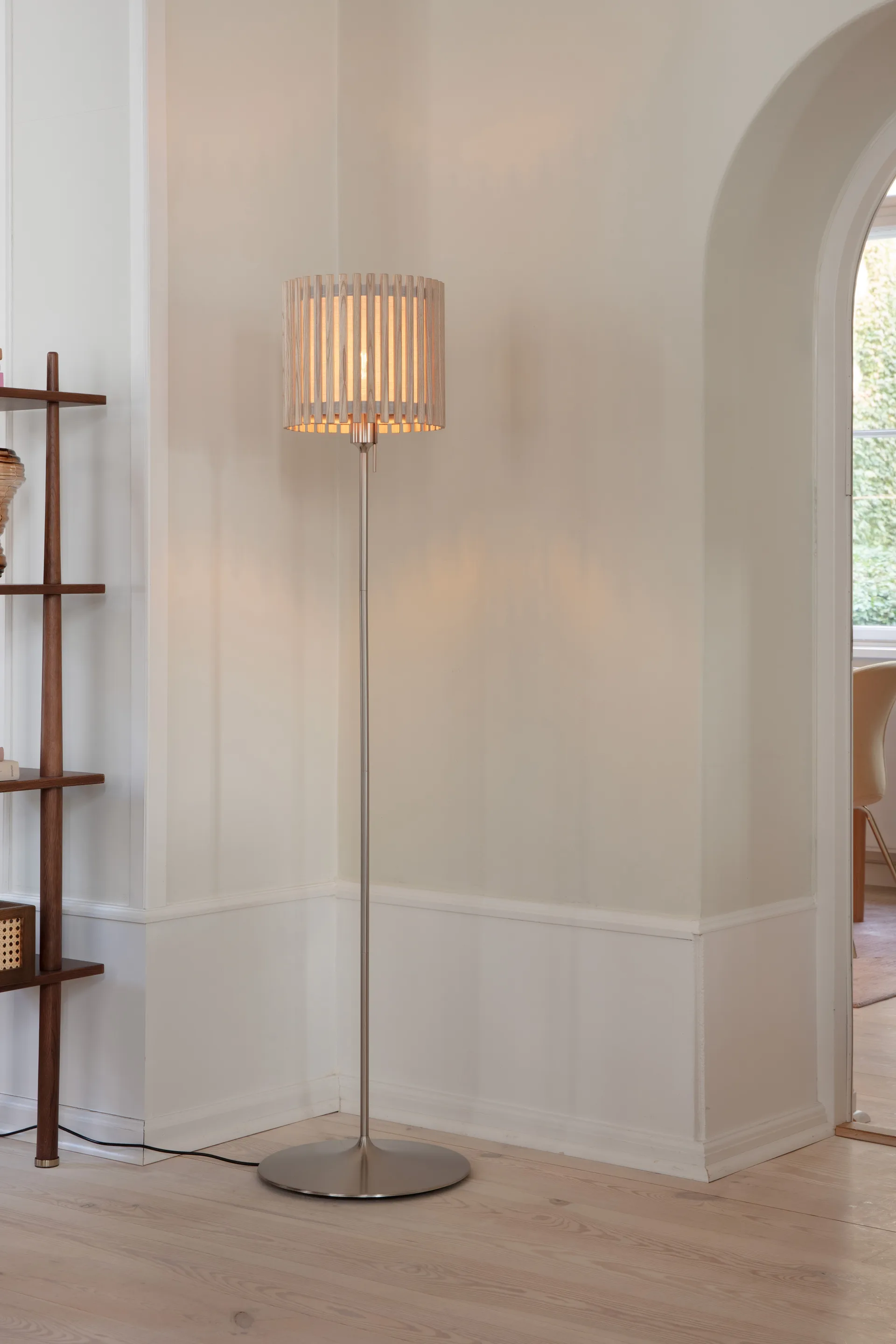 Lampada da pavimento Komorebi medium, Rovere quadrato-Acciaio spazzolato Umage