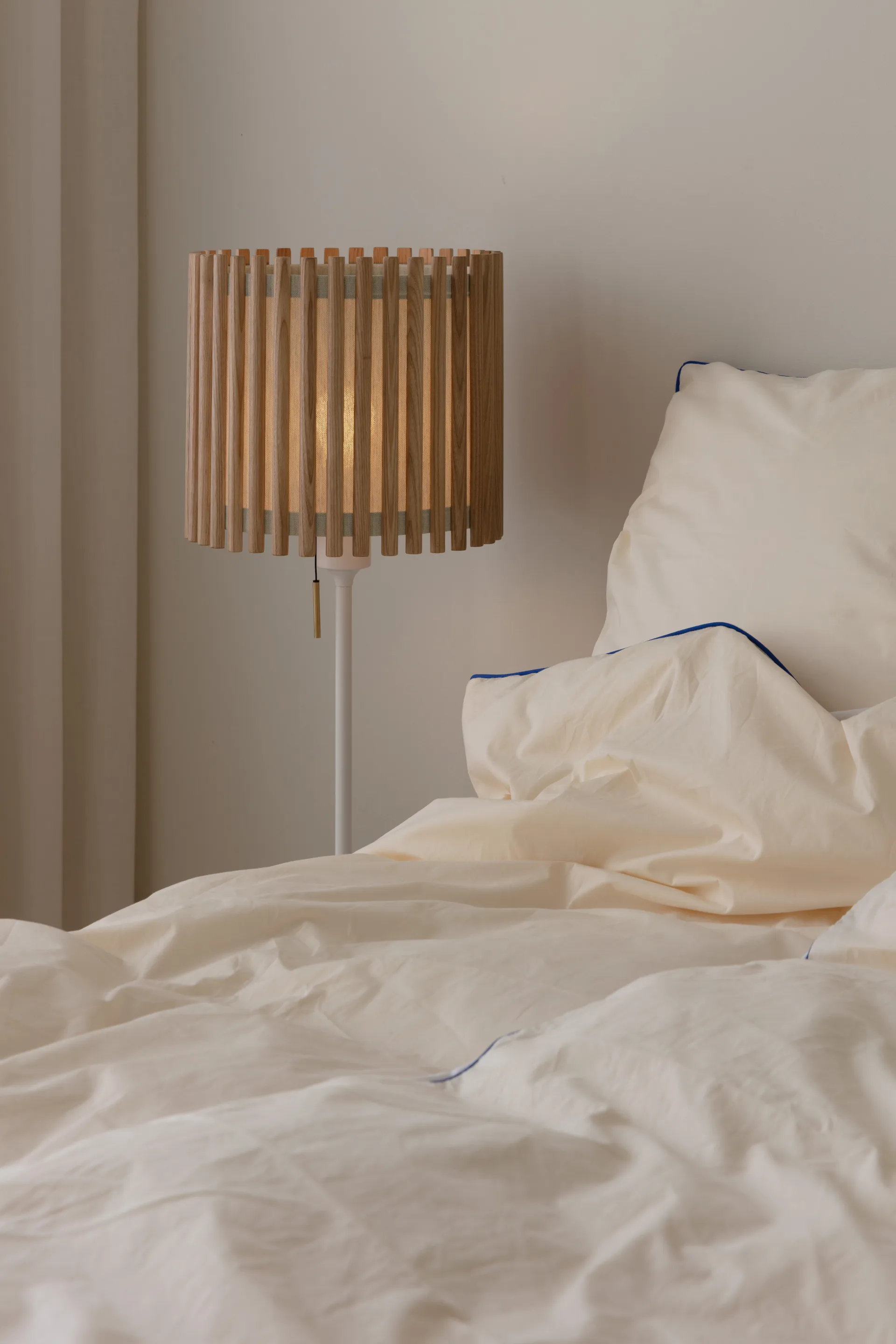 Lampada da pavimento Komorebi medium, Rovere quadrato-Bianco Umage