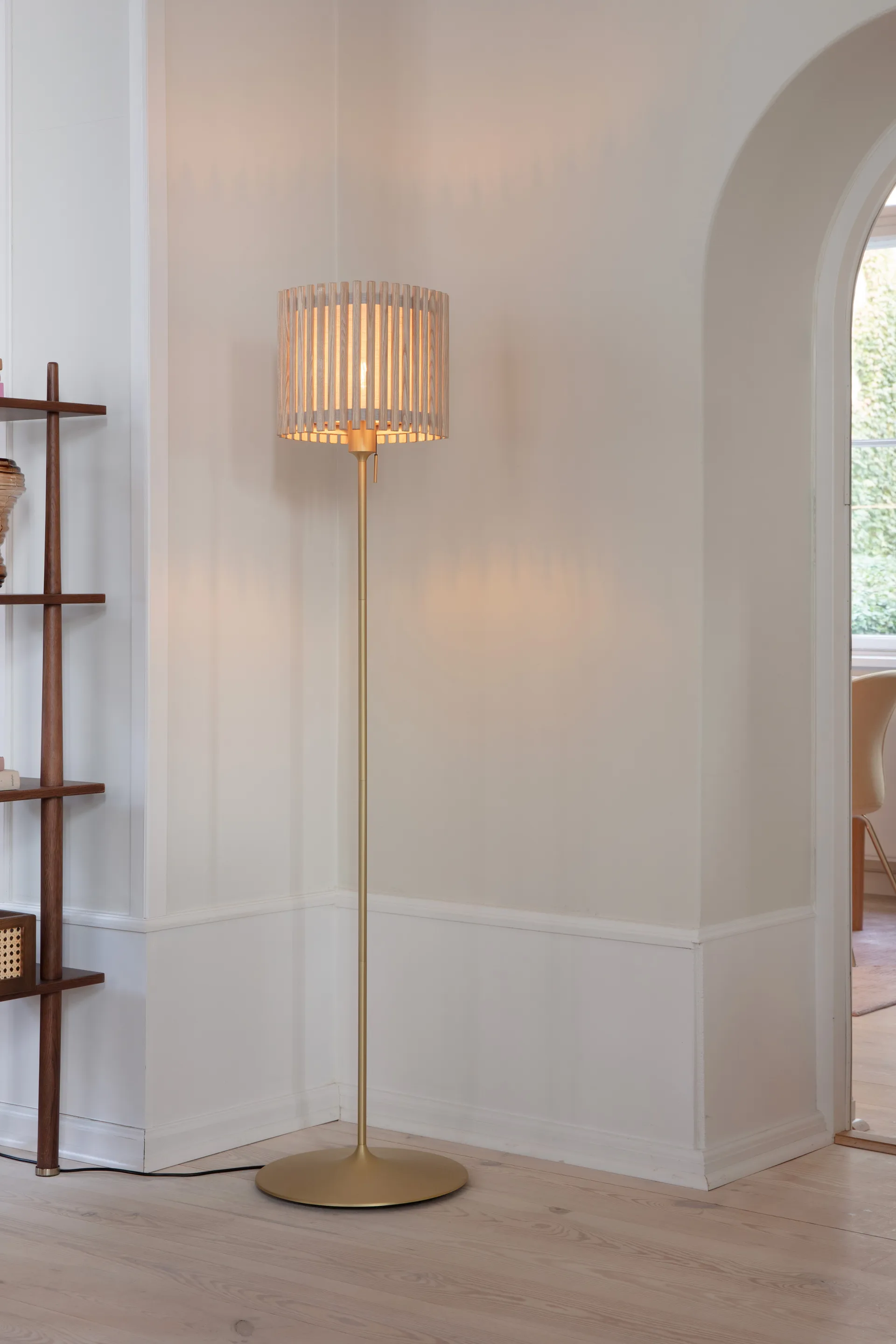 Lampada da pavimento Komorebi medium, Rovere quadrato-Ottone spazzolato Umage