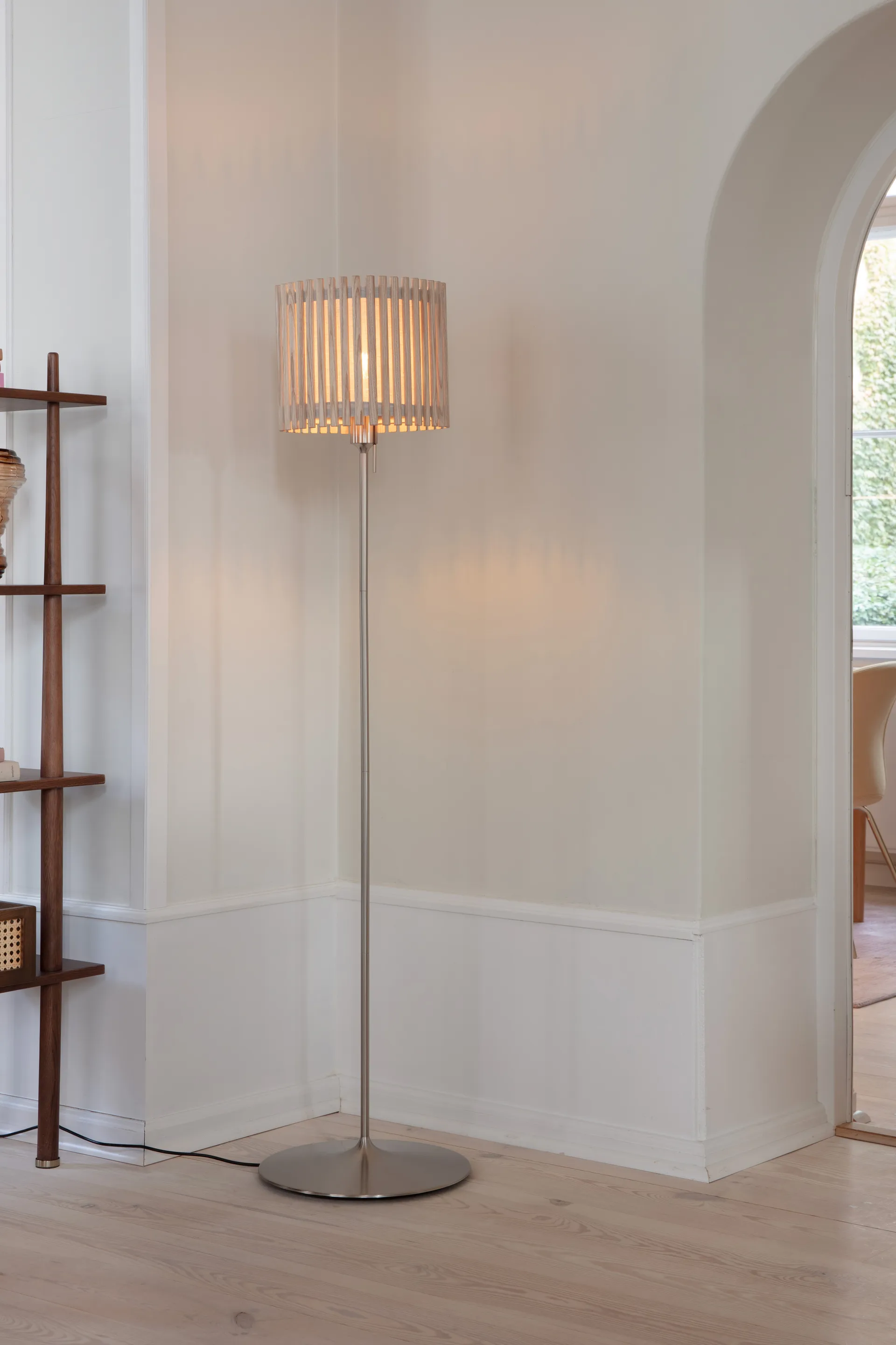 Lampada da pavimento Komorebi medium, Rovere rotondo-Acciaio spazzolato Umage