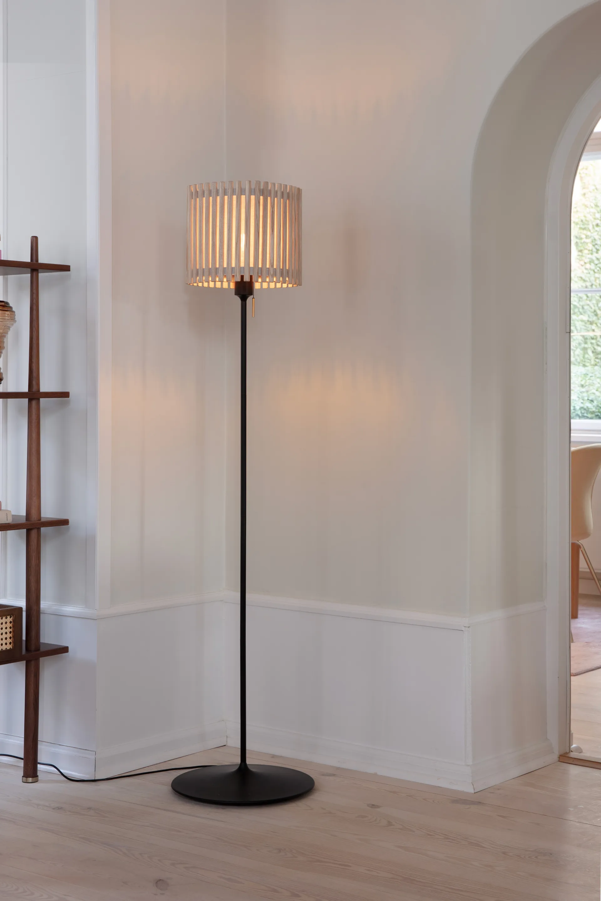 Lampada da pavimento Komorebi medium, Rovere rotondo-Nero Umage