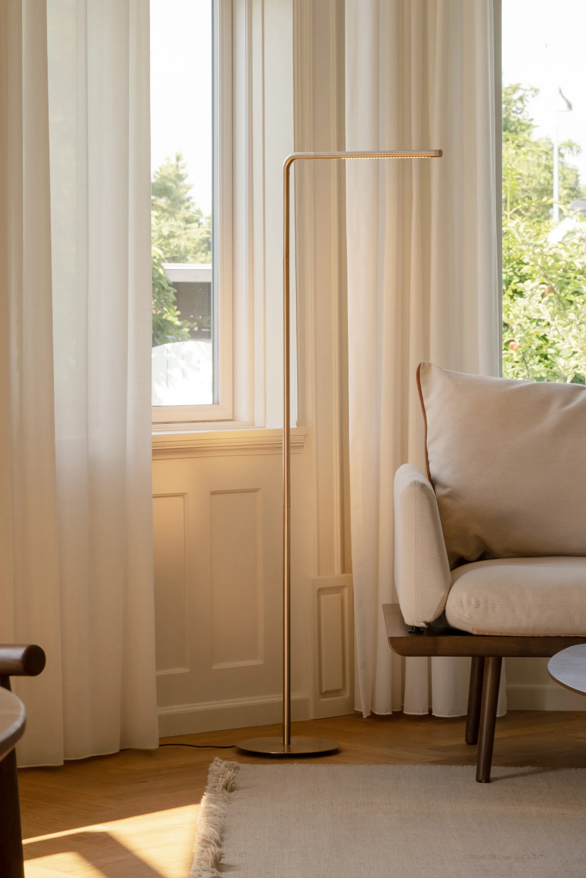 Lampada da pavimento Omni, Ottone Umage