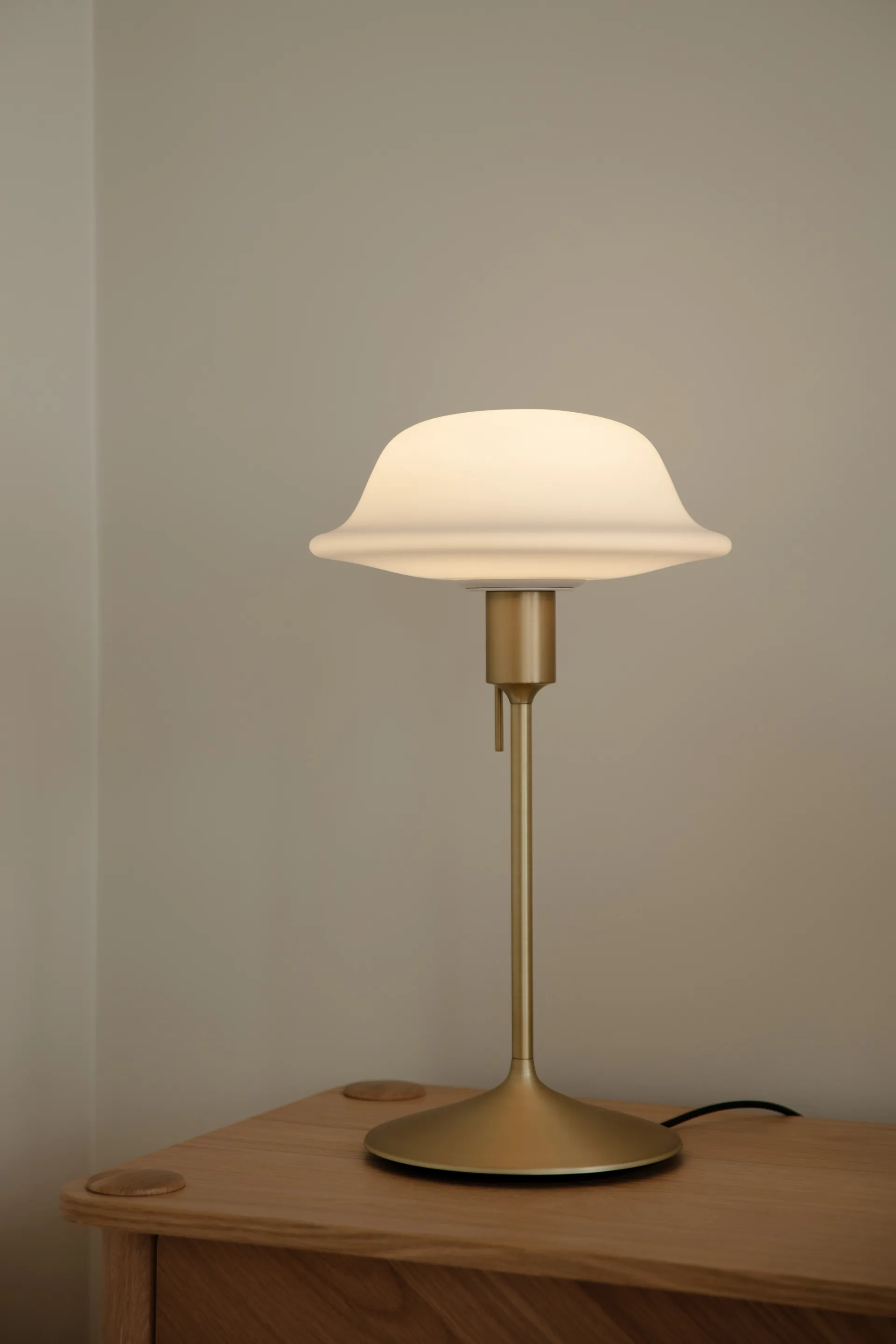 Lampada da tavolo Butler, Bianco-Ottone spazzolato Umage