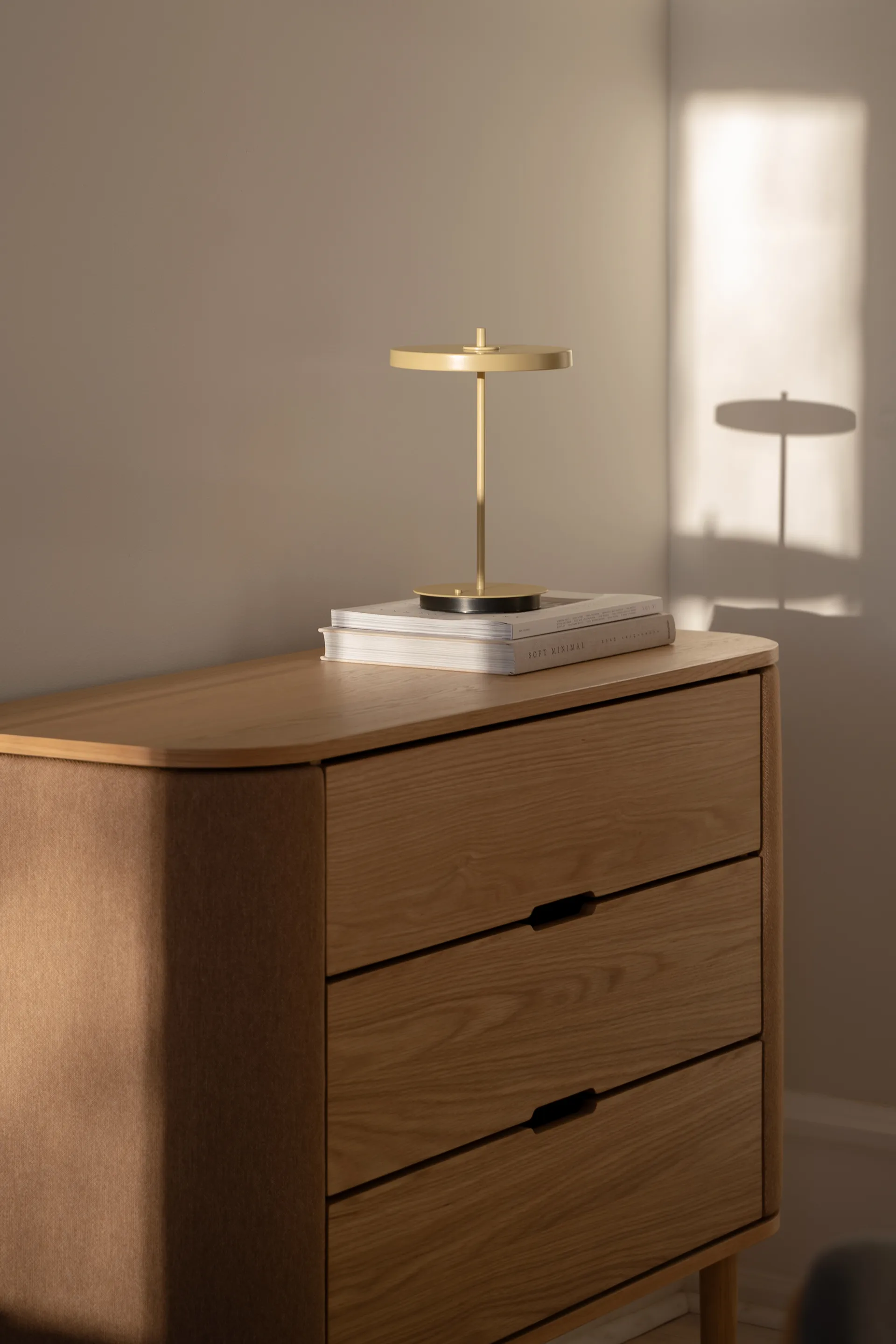 Lampada da tavolo portatile Asteria Move , Monochrome-giallo burro Umage