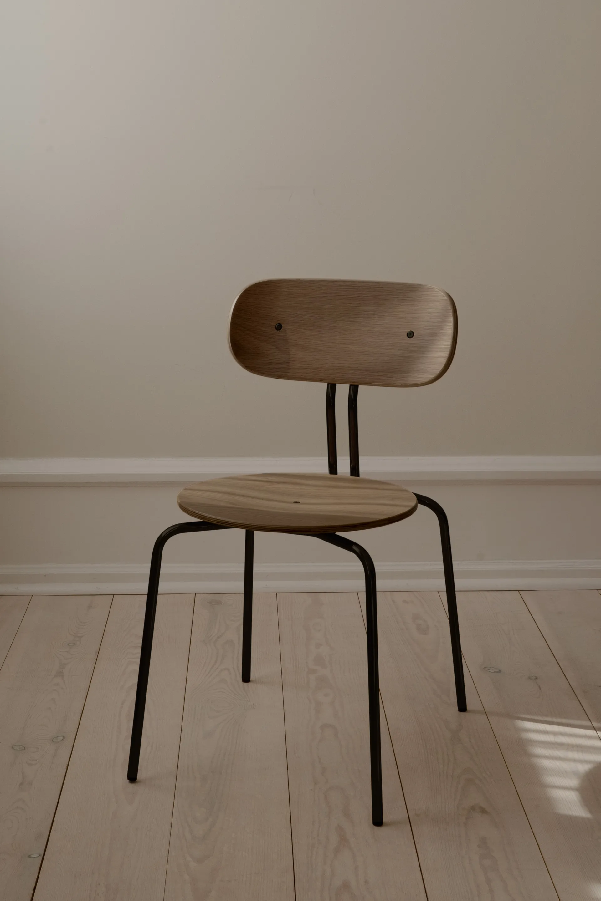 Sedia Curious, Rovere affumicato-gambe nere Umage