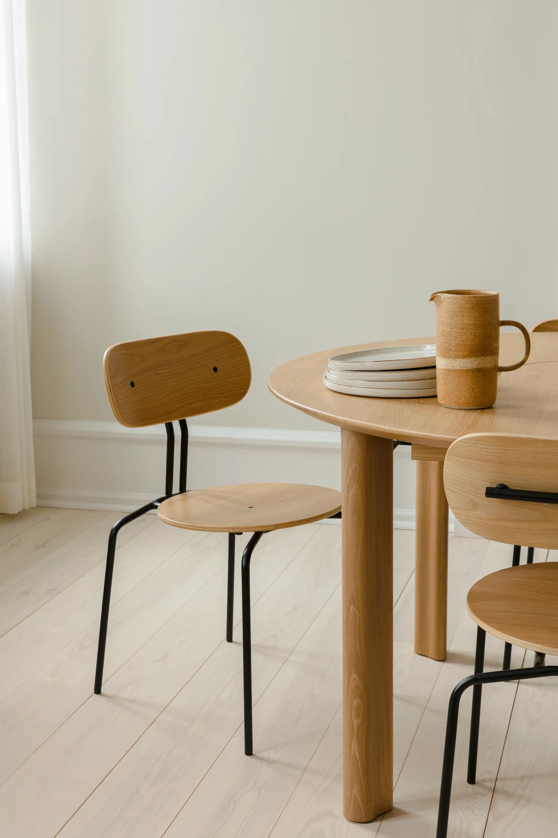 Sedia Curious, Rovere-gambe in nero Umage