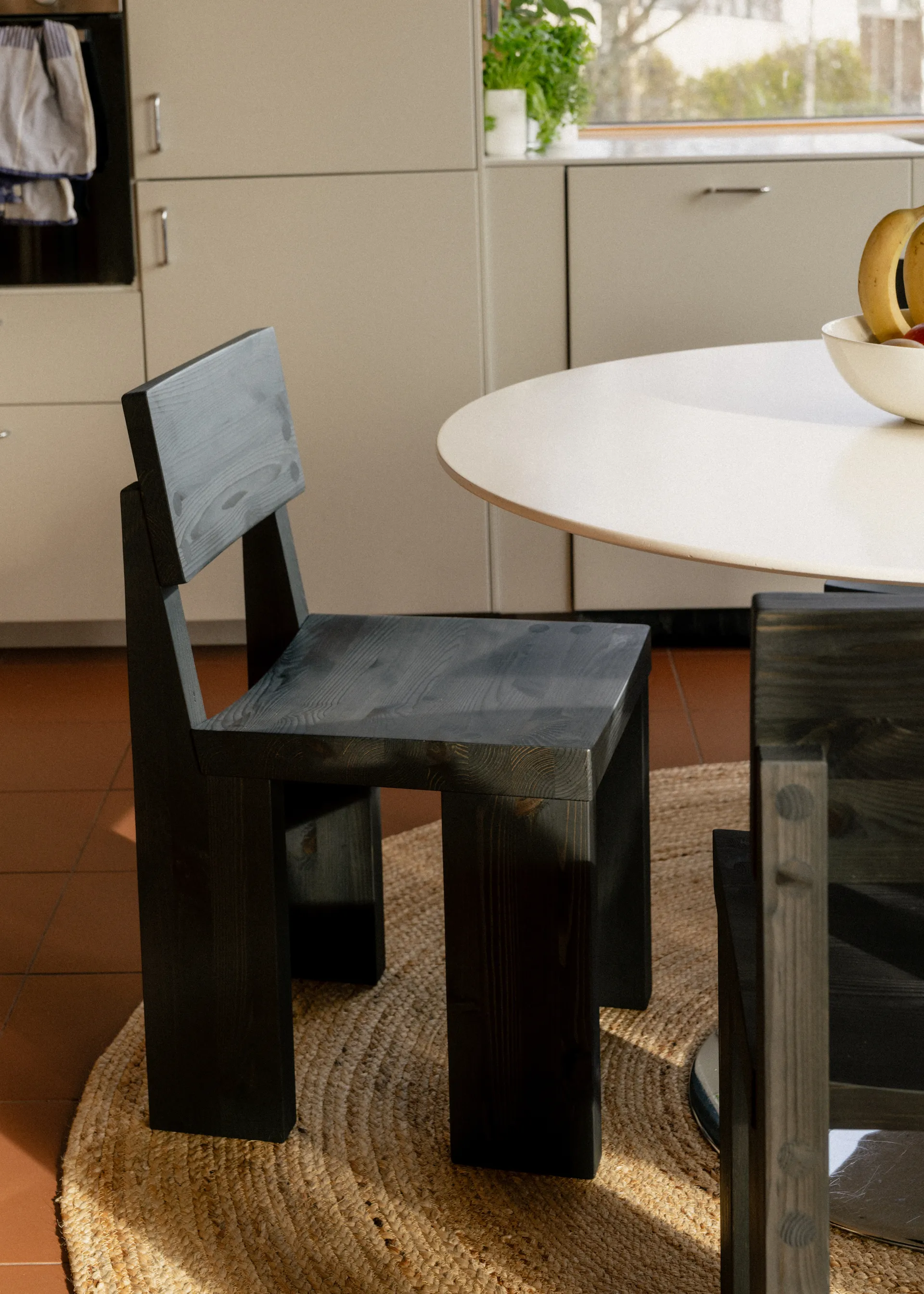 001 Dining Chair sedia, Pino tinto nero Vaarnii
