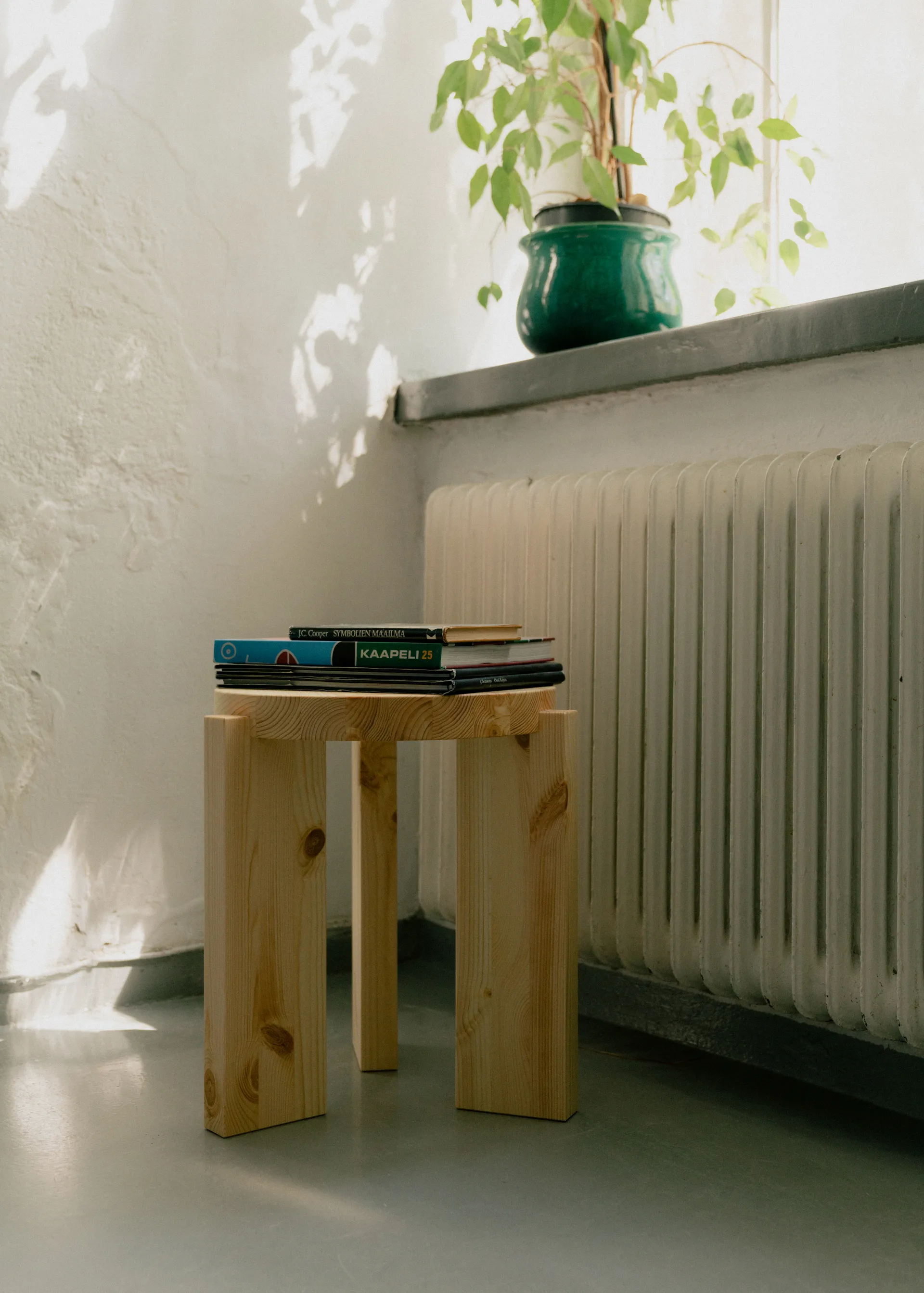 001 Stool sgabello, Pino oliato opaco, Ø40x44 cm Vaarnii