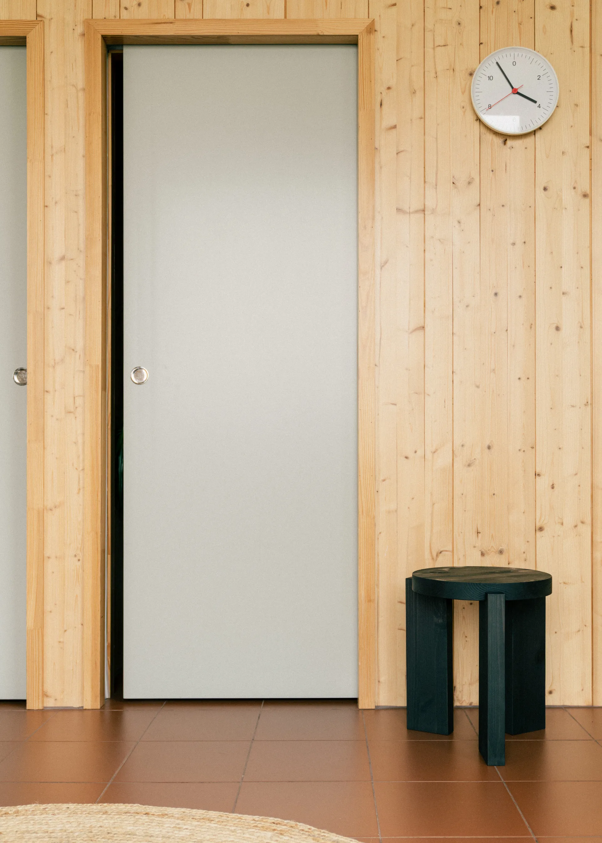 001 Stool sgabello, Pino tinto nero, Ø40x44 cm Vaarnii