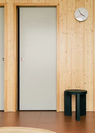 001 Stool sgabello - Pino tinto nero, Ø40x44 cm - Vaarnii