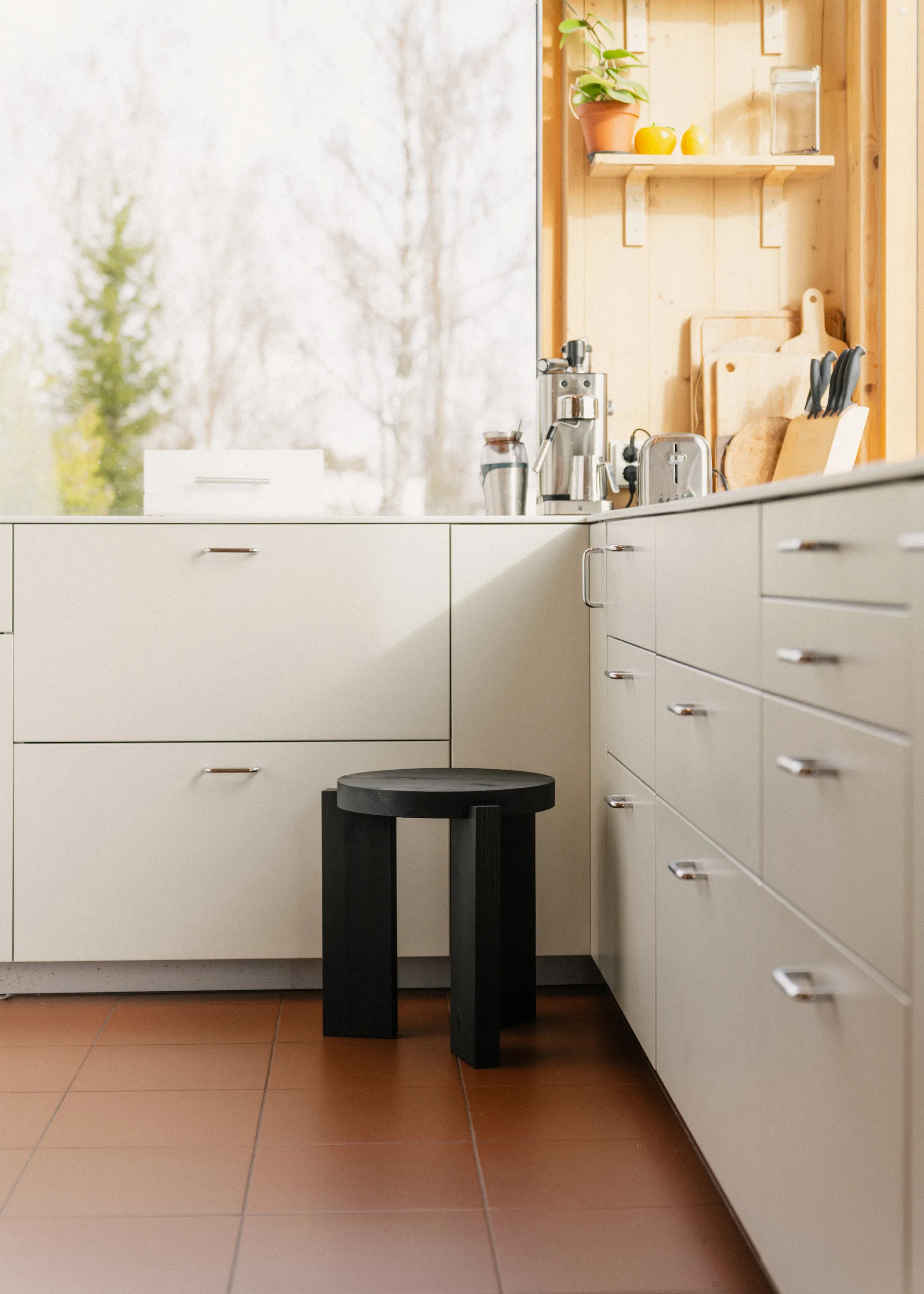 001 Stool sgabello, Pino tinto nero, Ø40x44 cm Vaarnii