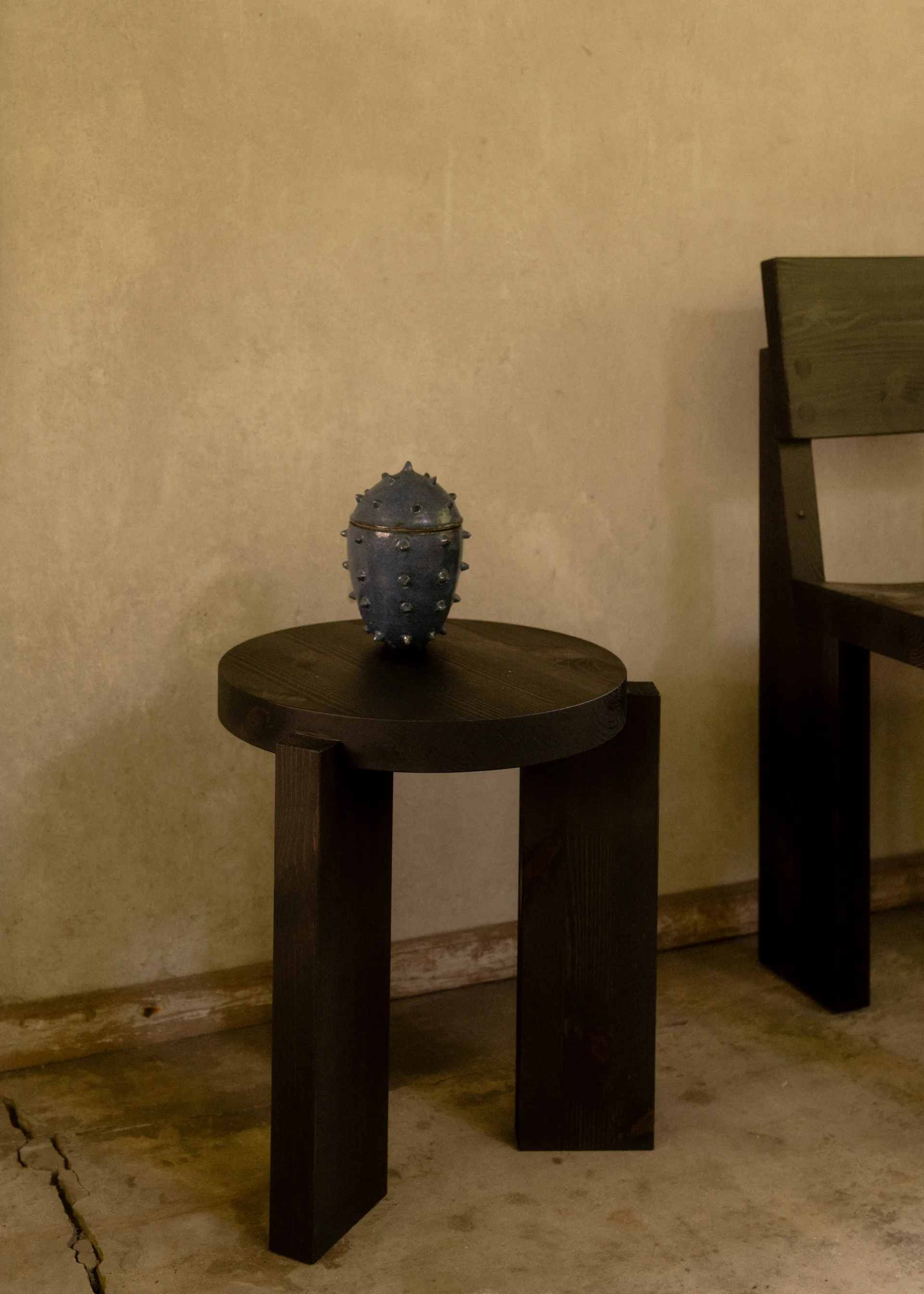 001 Stool sgabello, Pino tinto nero, Ø40x44 cm Vaarnii