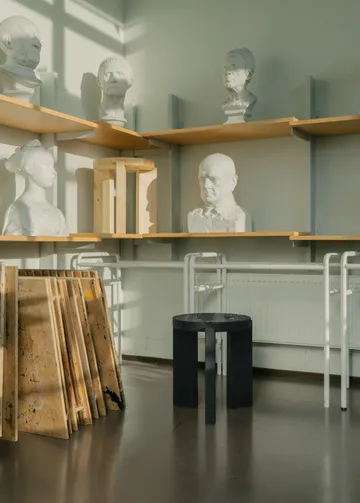 001 Stool sgabello - Pino tinto nero, Ø40x44 cm - Vaarnii