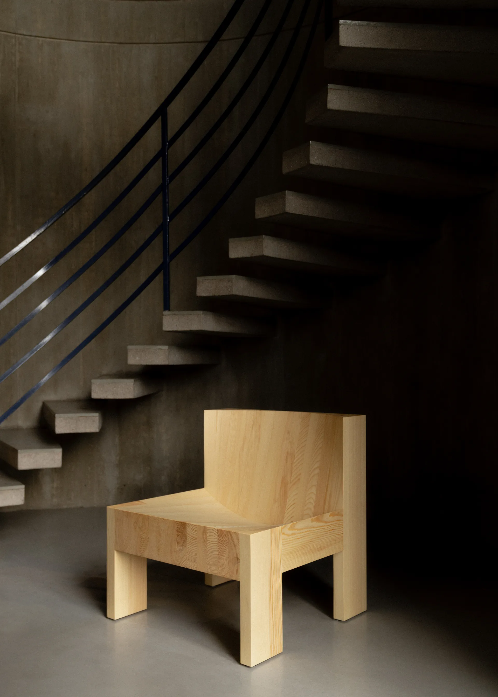 005 Lounge Chair poltrona lounge, Pino oliato cerato opaco Vaarnii