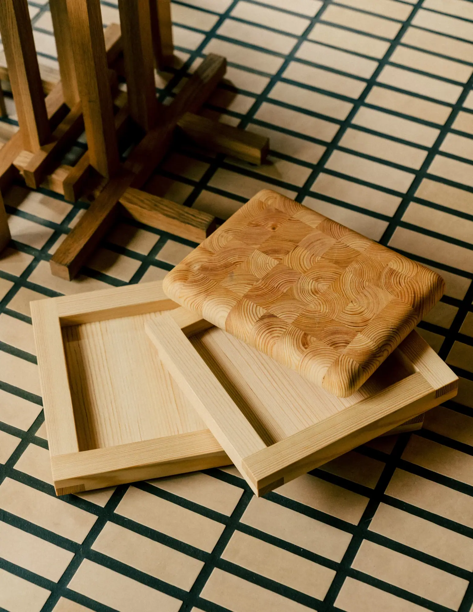 009 Tray vassoio, Pino oliato, 33x33x6 cm Vaarnii