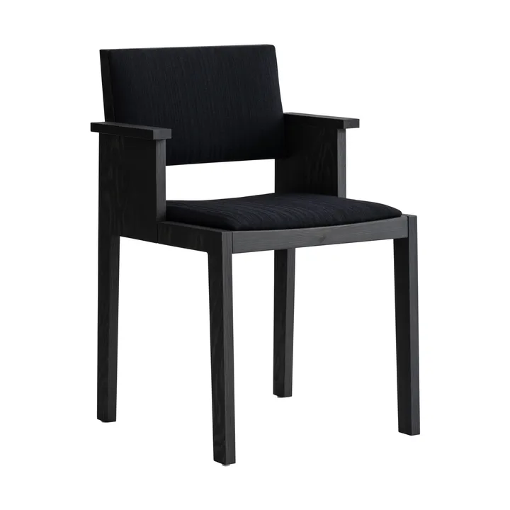 016 Maasto Dining Armchair sedia con braccioli - Pino tinto nero, fronte rivestita in nero - Vaarnii