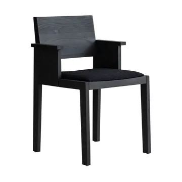 016 Maasto Dining Armchair sedia con braccioli - Pino tinto nero, seduta rivestita nera - Vaarnii