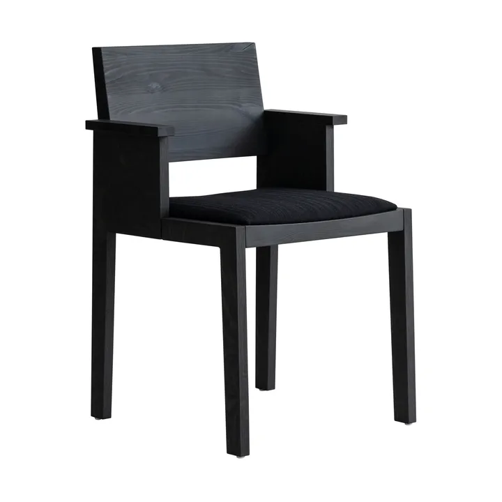 016 Maasto Dining Armchair sedia con braccioli - Pino tinto nero, seduta rivestita nera - Vaarnii
