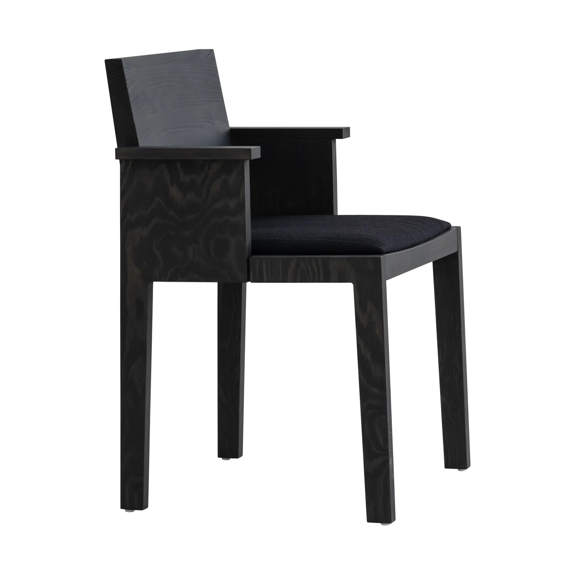 016 Maasto Dining Armchair sedia con braccioli, Pino tinto nero, seduta rivestita nera Vaarnii