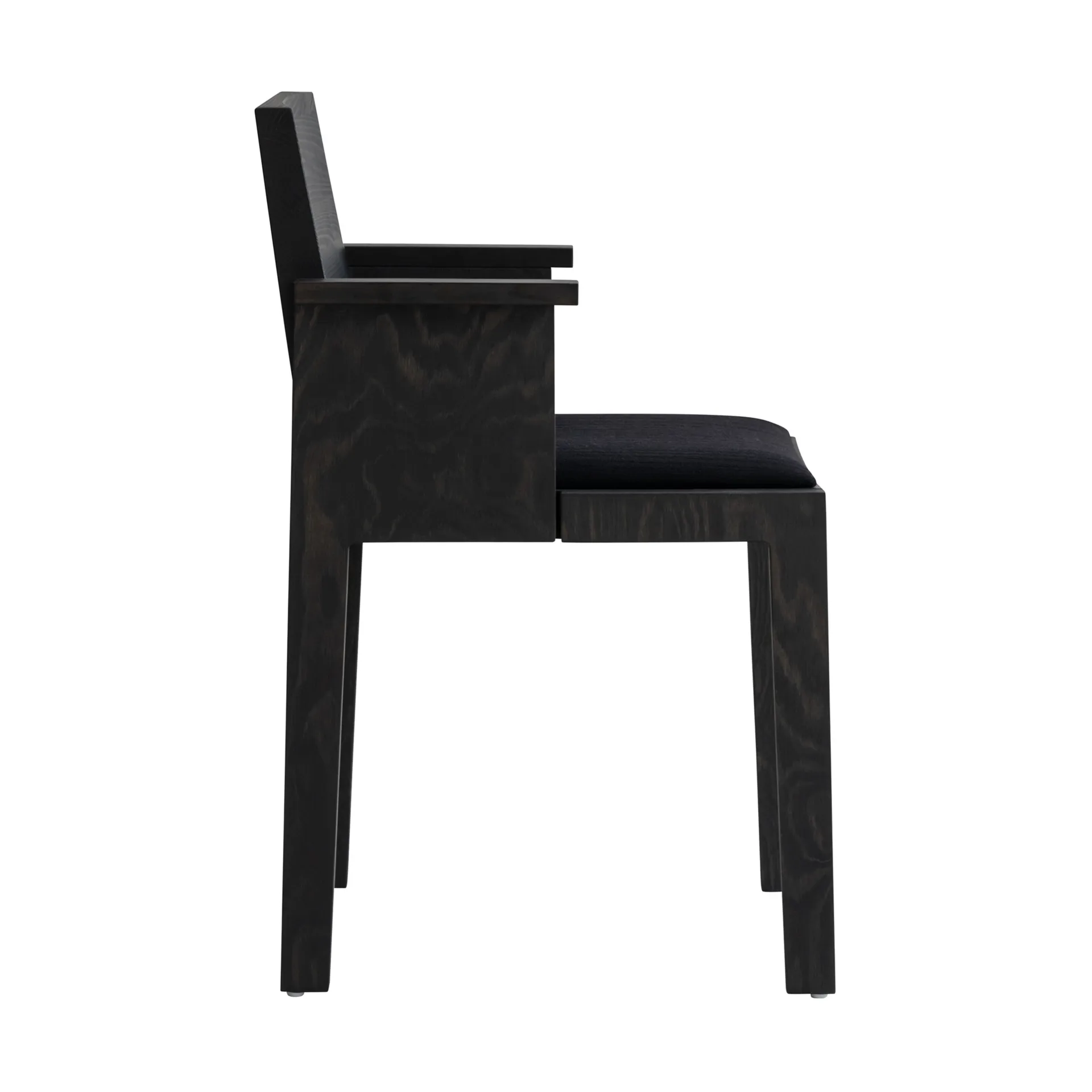 016 Maasto Dining Armchair sedia con braccioli, Pino tinto nero, seduta rivestita nera Vaarnii