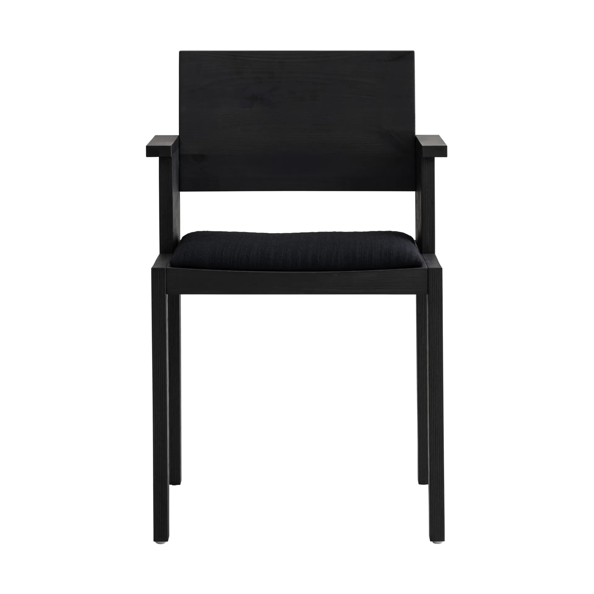 016 Maasto Dining Armchair sedia con braccioli, Pino tinto nero, seduta rivestita nera Vaarnii