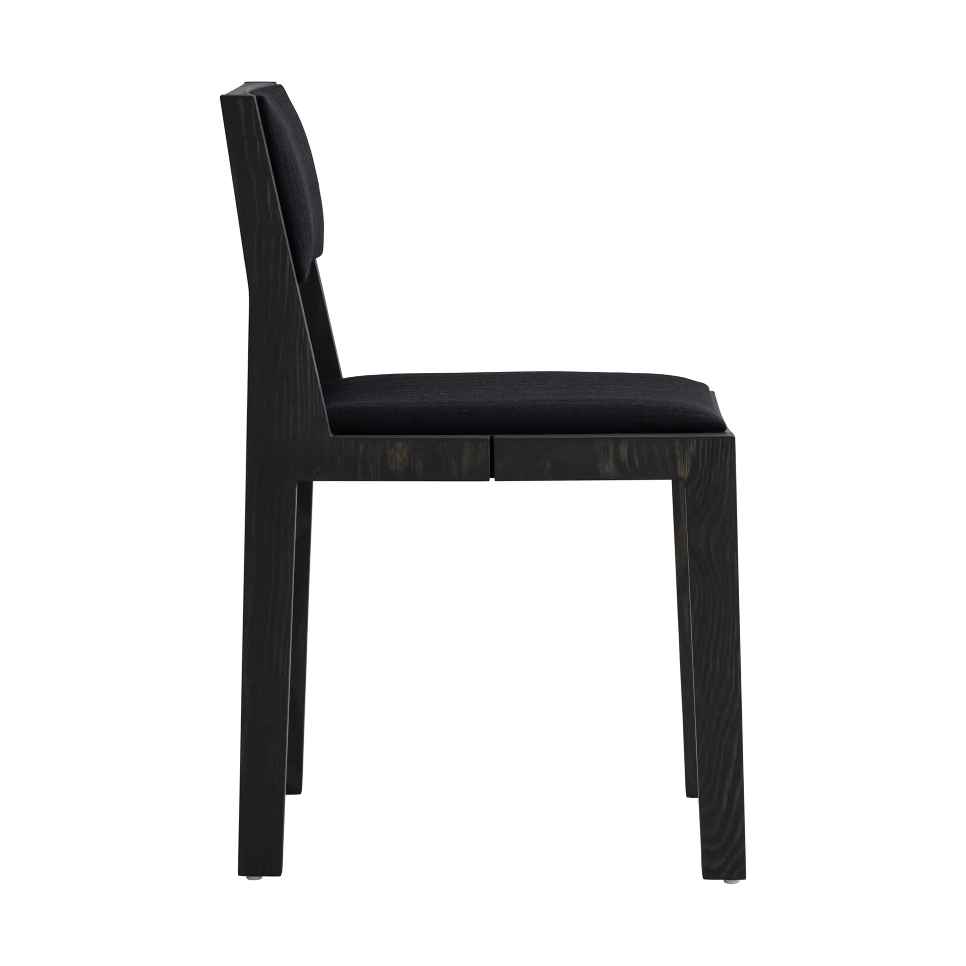 016 Maasto Dining Chair sedia, Pino tinto nero, frontale rivestito in nero Vaarnii