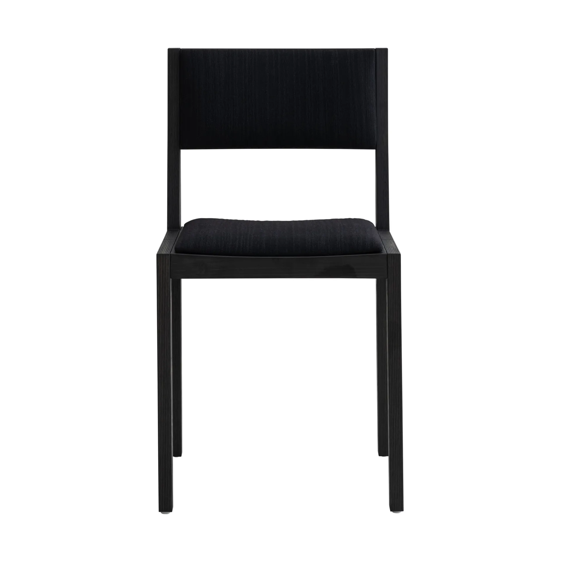 016 Maasto Dining Chair sedia, Pino tinto nero, frontale rivestito in nero Vaarnii