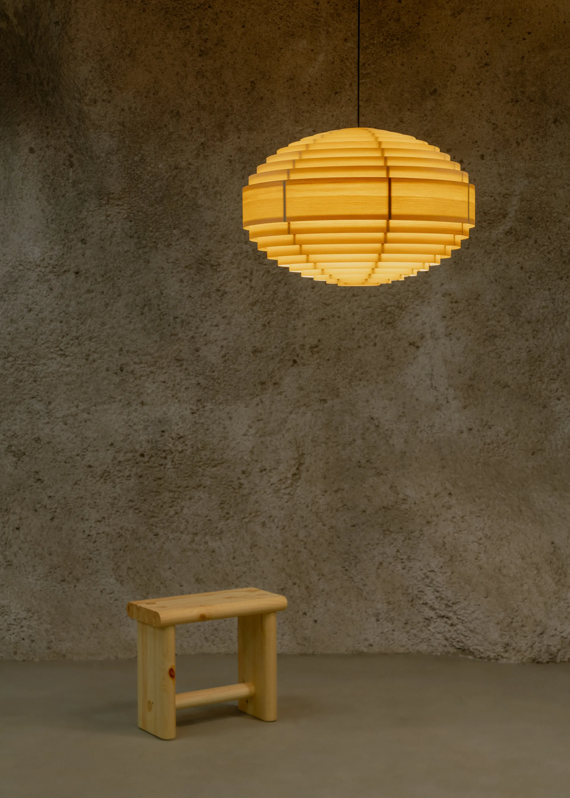 1002 Hans Pendant lampadario, Pino oliato e cerato opaco, XL Ø70 cm Vaarnii