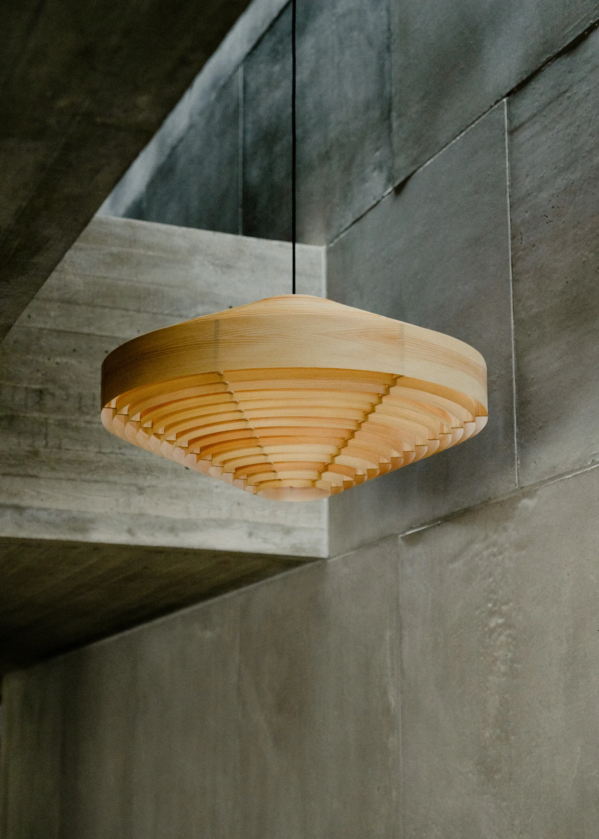 1003 Hans Pendant lampadario, Pino oliato opaco, XL Ø90 cm Vaarnii