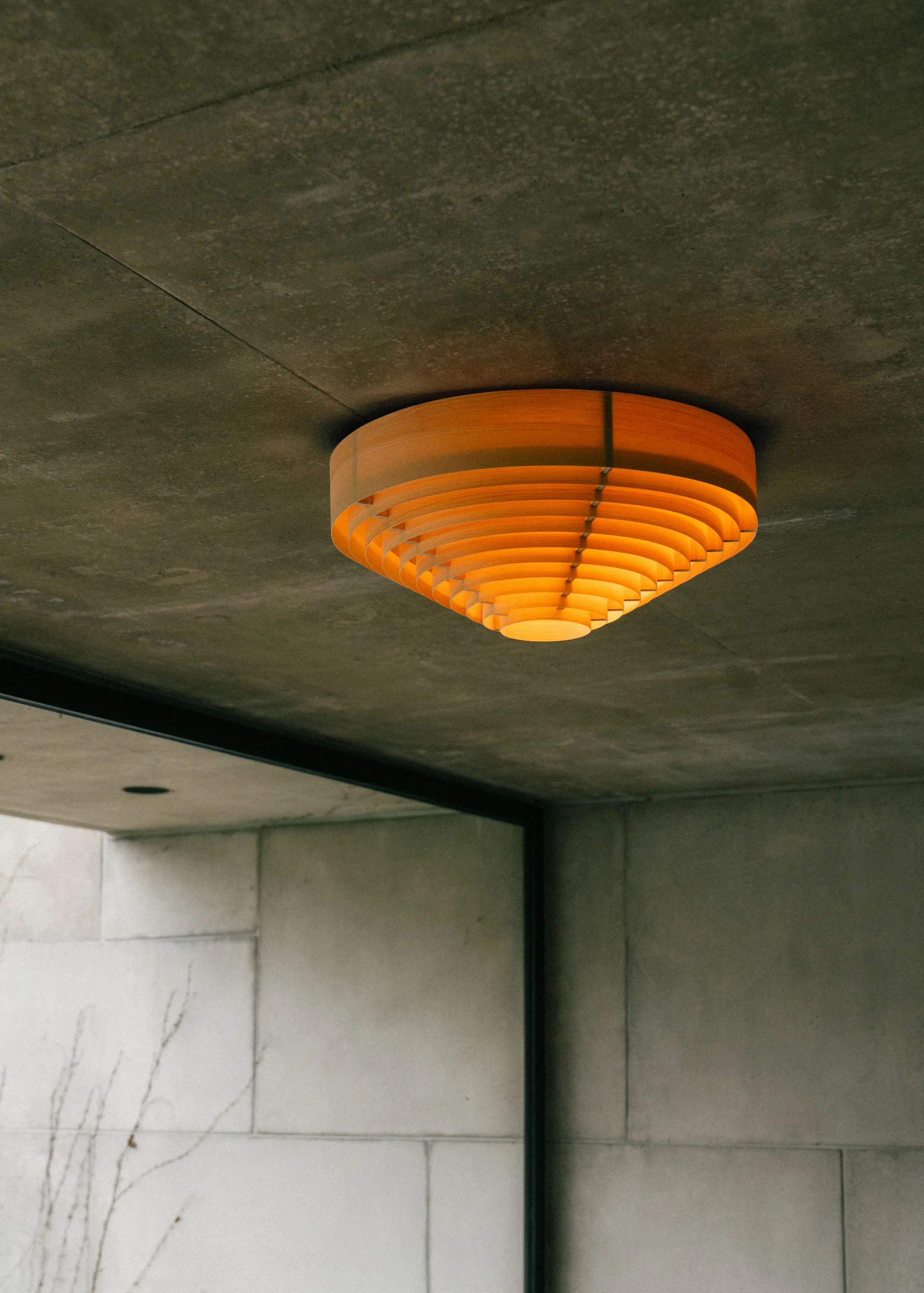 1005 Hans Ceiling Light plafone, Pino oliato e cerato opaco, Ø55 cm Vaarnii