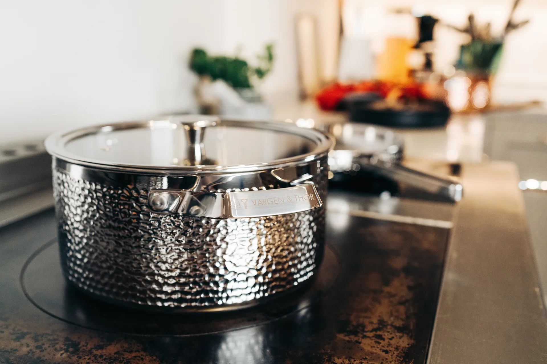 Casseruola cromata martellata con coperchio Kroma, Pixel. 4 L Vargen & Thor