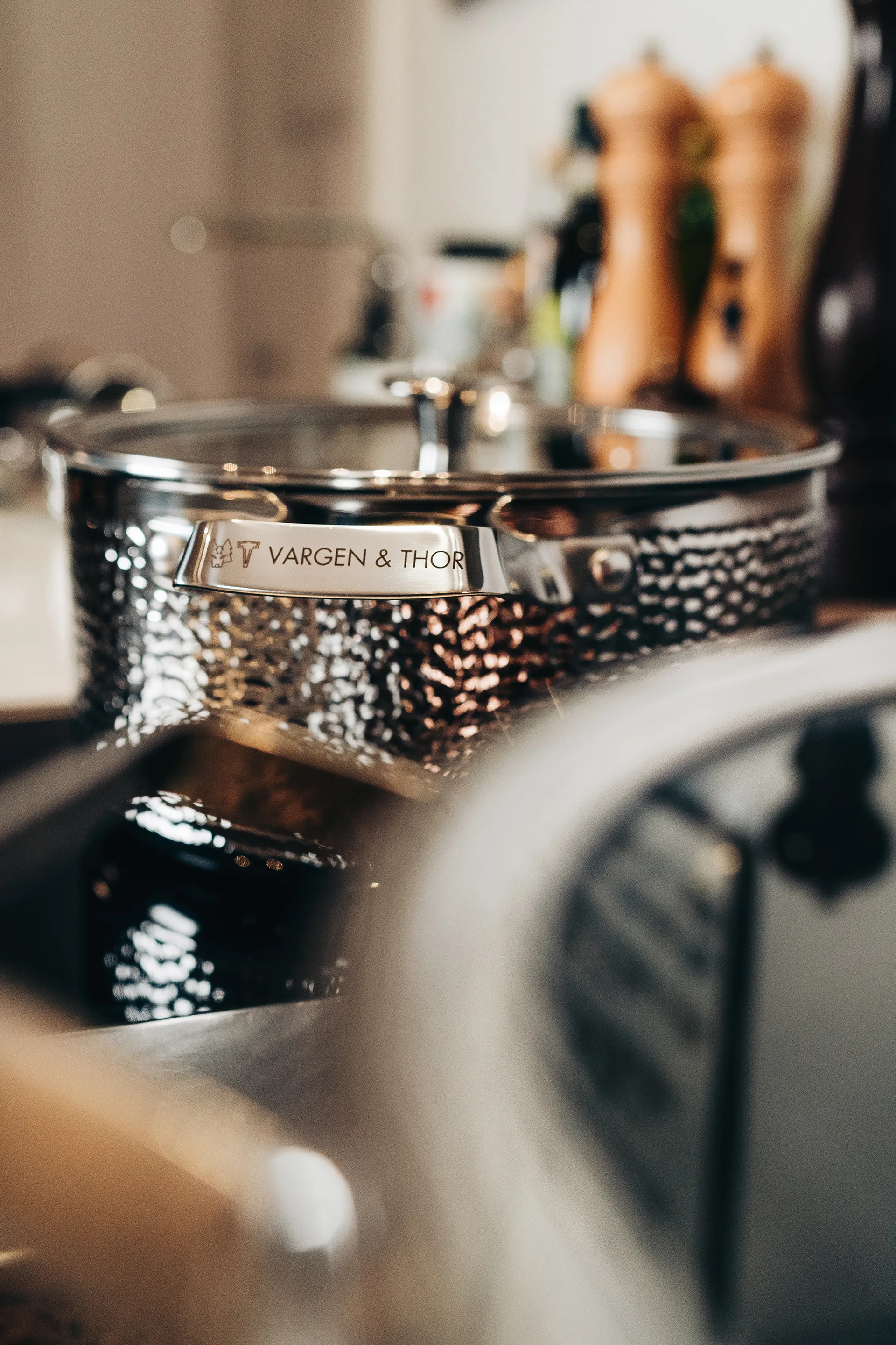 Casseruola cromata martellata con coperchio Kroma, Pixel. 4 L Vargen & Thor