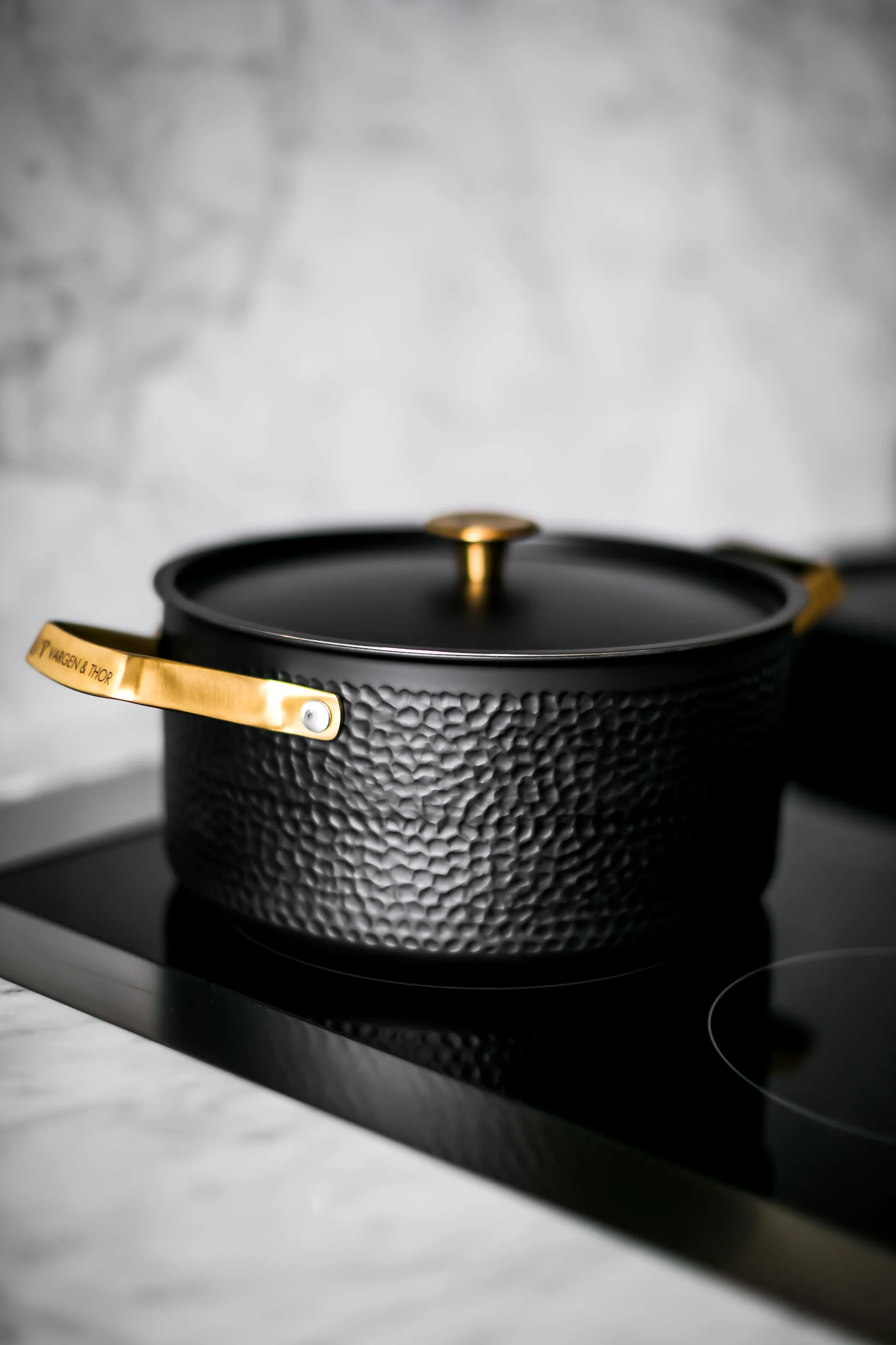 Casseruola martellata Arvet con coperchio, nera, Mio. 4 L Vargen & Thor