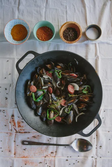 Padella wok in ghisa 36 cm - Nero - Victoria