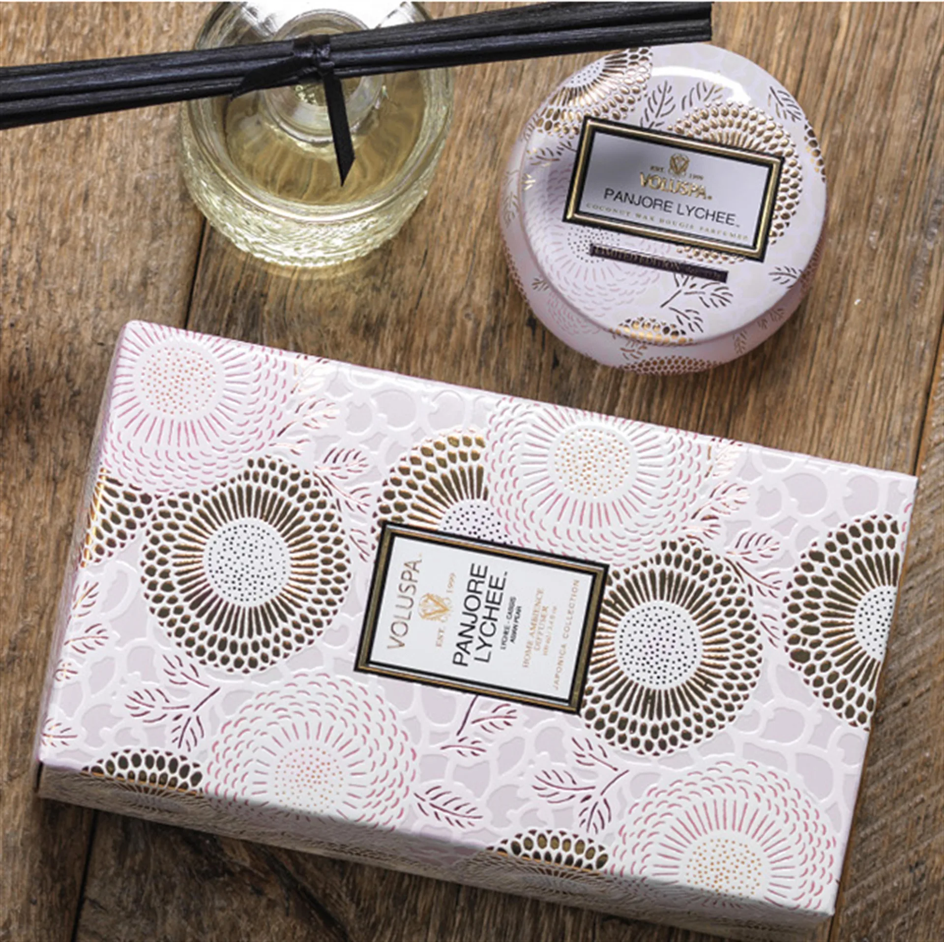 Candela decorativa in latta 25 ore, Panjore lychee Voluspa